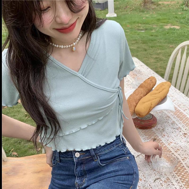 있음 선적 핫걸 쇼트 스타일 디스플레이 몸 V넥 스트랩 티셔츠 여성용 짧은 소매 작은 대중 여름 새로운 니트 스웨터 몸매 가꾸기 트렌디