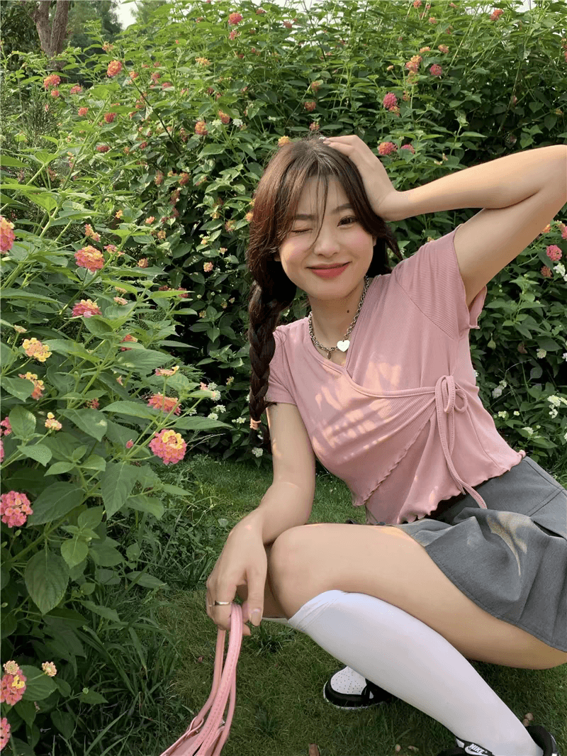 있음 선적 핫걸 쇼트 스타일 디스플레이 몸 V넥 스트랩 티셔츠 여성용 짧은 소매 작은 대중 여름 새로운 니트 스웨터 몸매 가꾸기 트렌디 상세 이미지 13