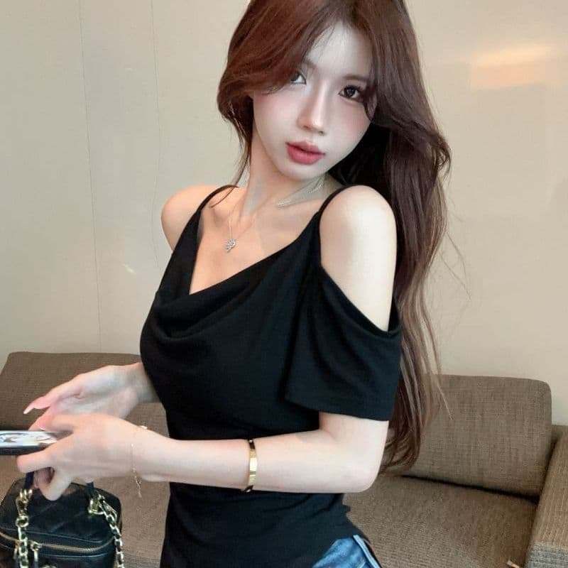 핫걸 오프숄더 슬립 흔들다 칼라 반팔 맨위 한 부서 디자인 미니멀리즘 오프숄더 불규칙 슬림해 보이는 검정색 티셔츠 이미지 2
