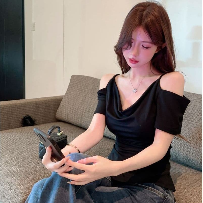 핫걸 오프숄더 슬립 흔들다 칼라 반팔 맨위 한 부서 디자인 미니멀리즘 오프숄더 불규칙 슬림해 보이는 검정색 티셔츠 이미지 5