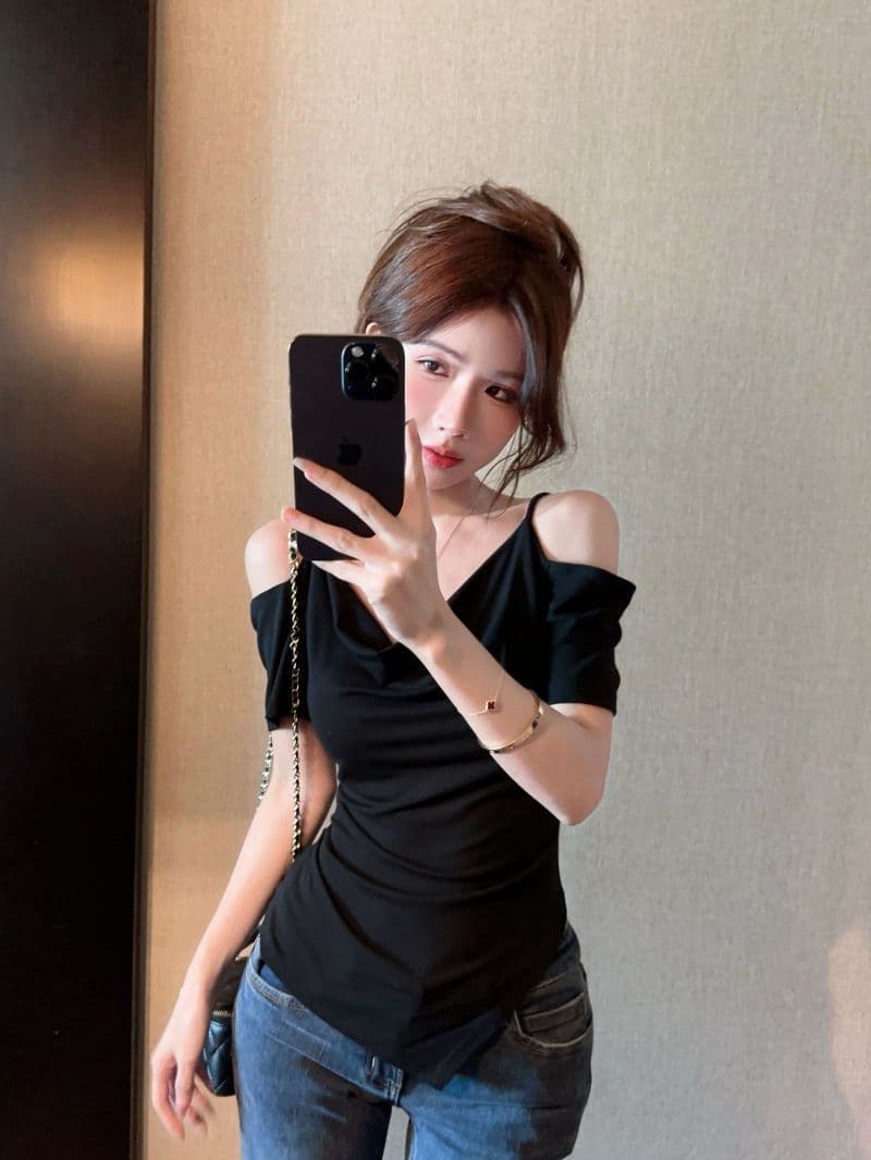 핫걸 오프숄더 슬립 흔들다 칼라 반팔 맨위 한 부서 디자인 미니멀리즘 오프숄더 불규칙 슬림해 보이는 검정색 티셔츠 상세 이미지 2