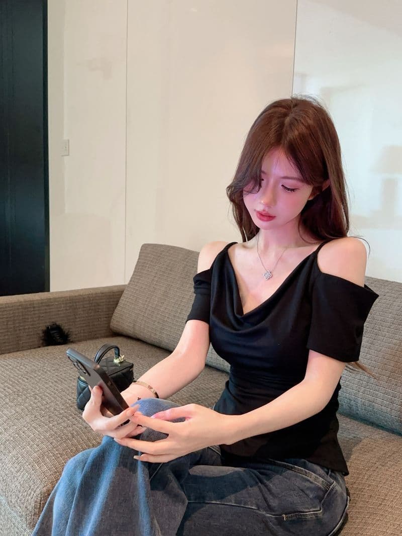 핫걸 오프숄더 슬립 흔들다 칼라 반팔 맨위 한 부서 디자인 미니멀리즘 오프숄더 불규칙 슬림해 보이는 검정색 티셔츠 상세 이미지 3