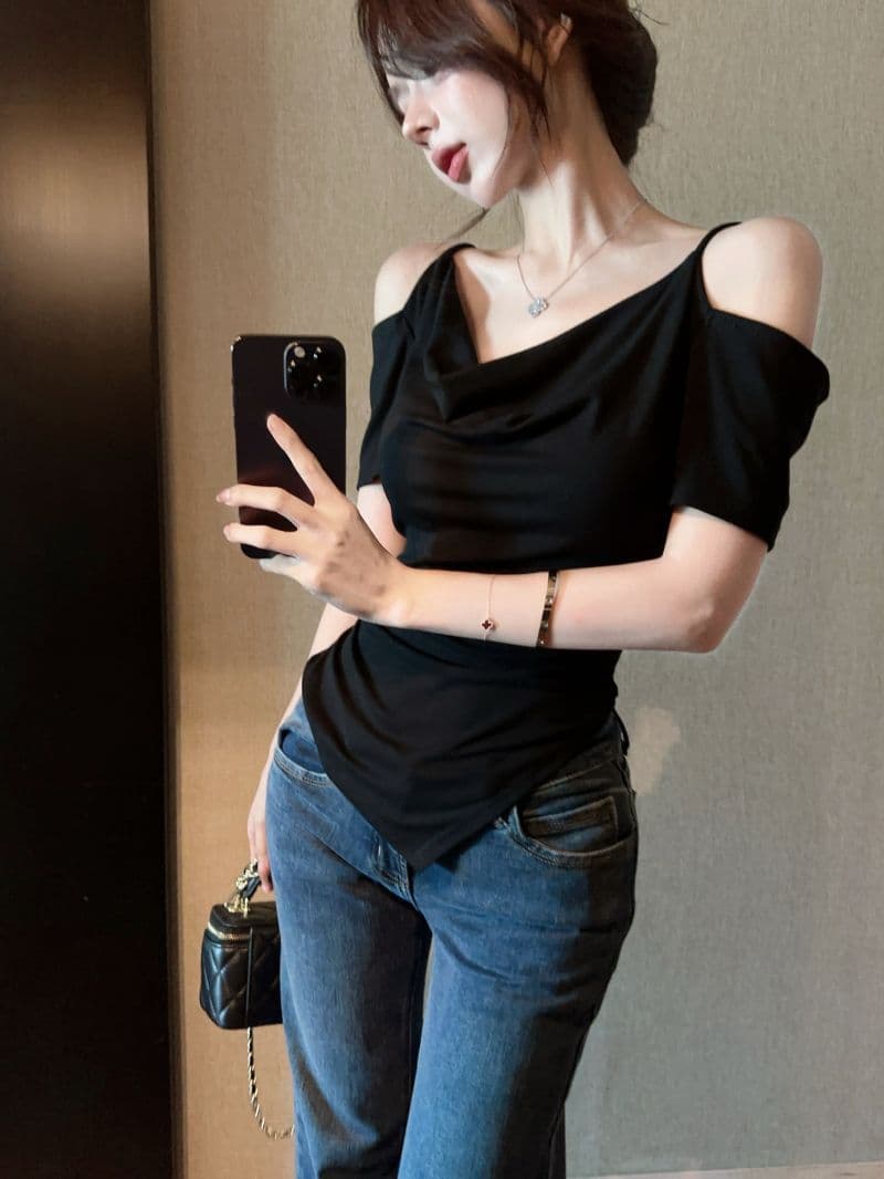 핫걸 오프숄더 슬립 흔들다 칼라 반팔 맨위 한 부서 디자인 미니멀리즘 오프숄더 불규칙 슬림해 보이는 검정색 티셔츠 상세 이미지 4