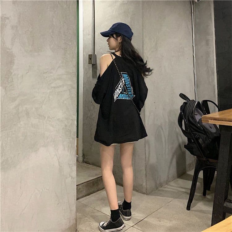 있음 선적 반팔 티셔츠 여성 루즈핏 인터넷 유명인 이상한 작은 대중 디자인 센스 오프숄더 쇄골 맨위 트렌디 이미지 4