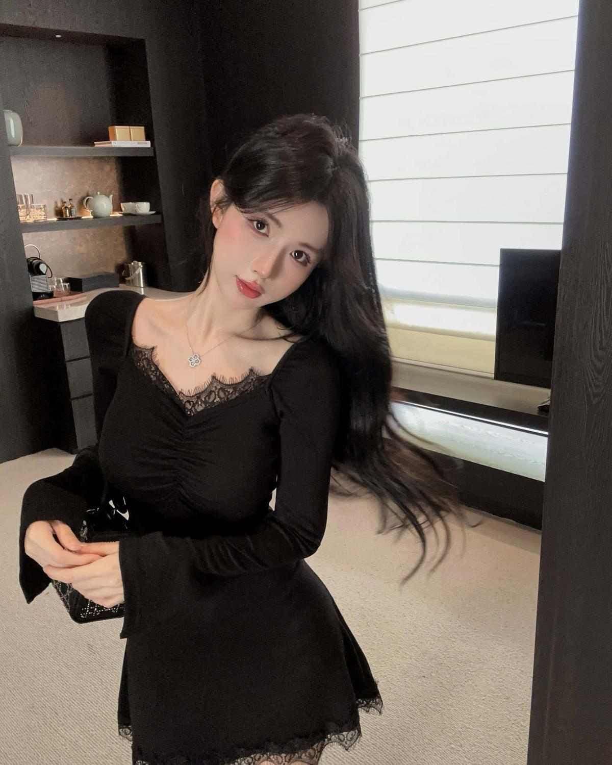 2026 패치워크 V넥 검정색 순수한 욕망 주름 섹시함 쇼트 스타일 레이스 레이스 핫걸 허리 수축 몸매 가꾸기 슬림해 보이는 레이스 상세 이미지 14