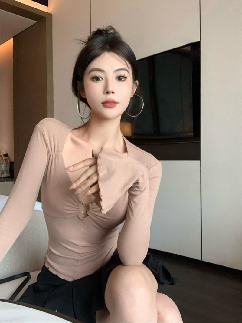 가을 순수한 욕망 핫걸 섹시함 홀로우 아웃 긴팔 나팔 소매 기본 셔츠 인사이드 가져 가라. 낮은 가슴 Chic 고유 한 짧은 여성 셔츠 상세 이미지 6