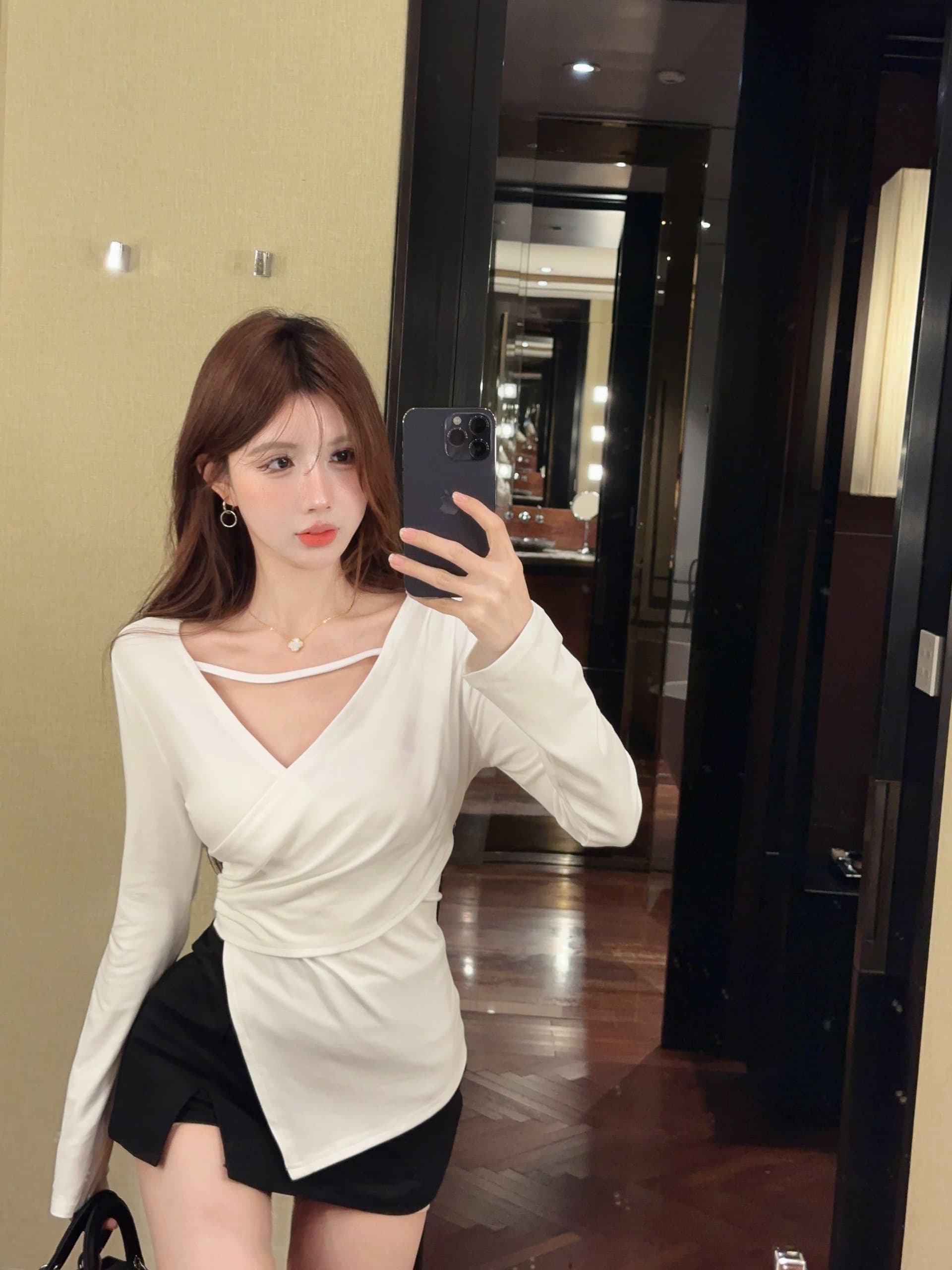 경관 그림 40 모달 260 그램 사람들 면 십자가 V넥 긴팔 티셔츠 쇼트 스타일 불규칙 어깨 패드 맨위 상세 이미지 9