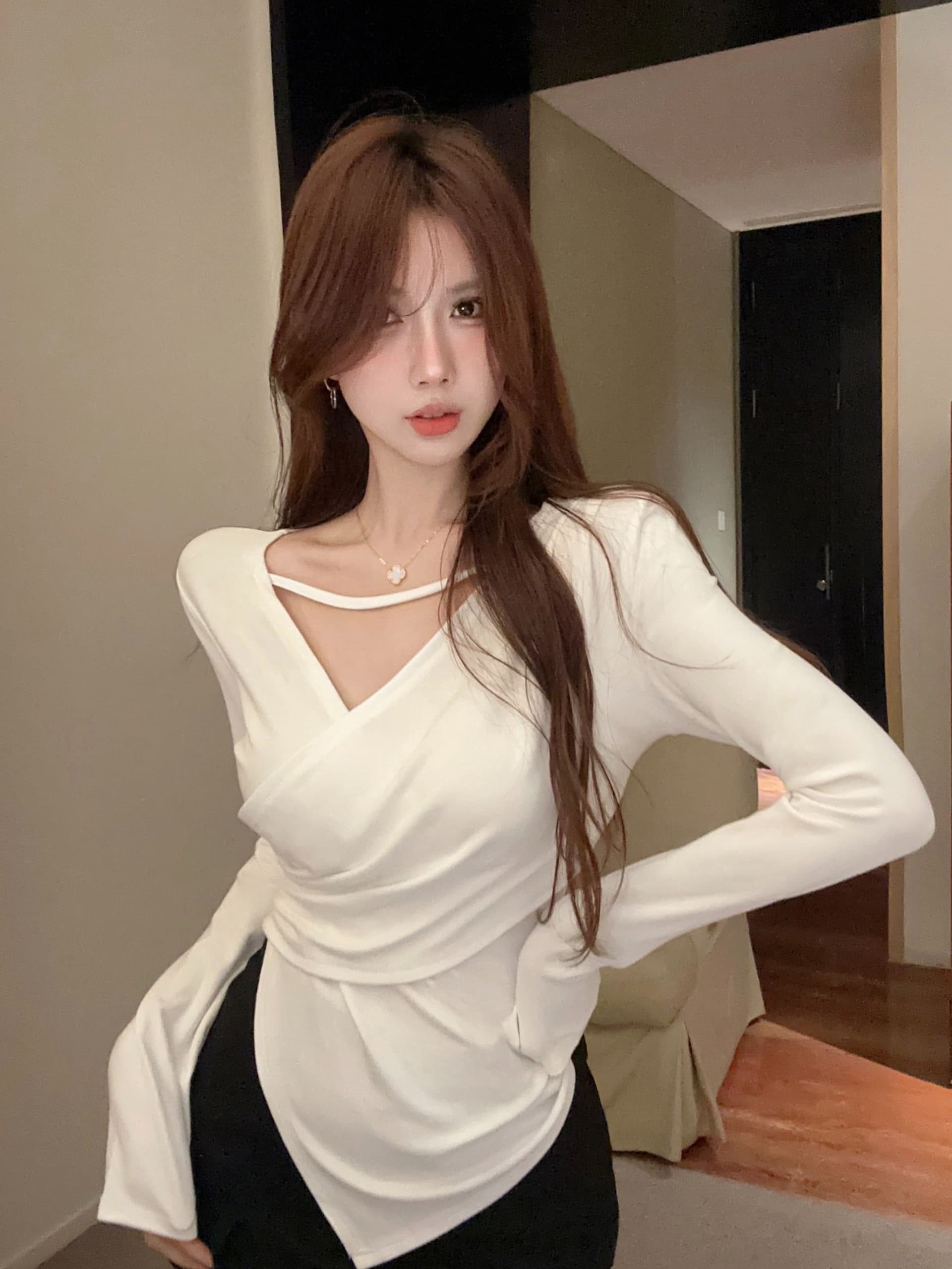 경관 그림 40 모달 260 그램 사람들 면 십자가 V넥 긴팔 티셔츠 쇼트 스타일 불규칙 어깨 패드 맨위 상세 이미지 15