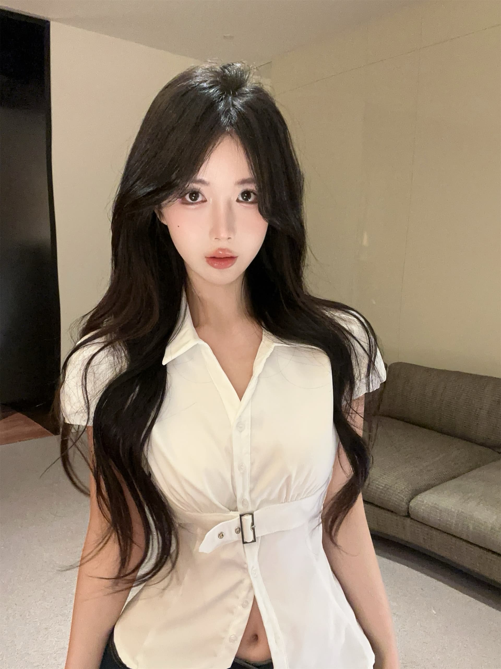 실사 정가 화이트 금속 버클 허리 수축 반팔 셔츠 단추 품격 슬림해 보이는 맨위 여성 상세 이미지 9