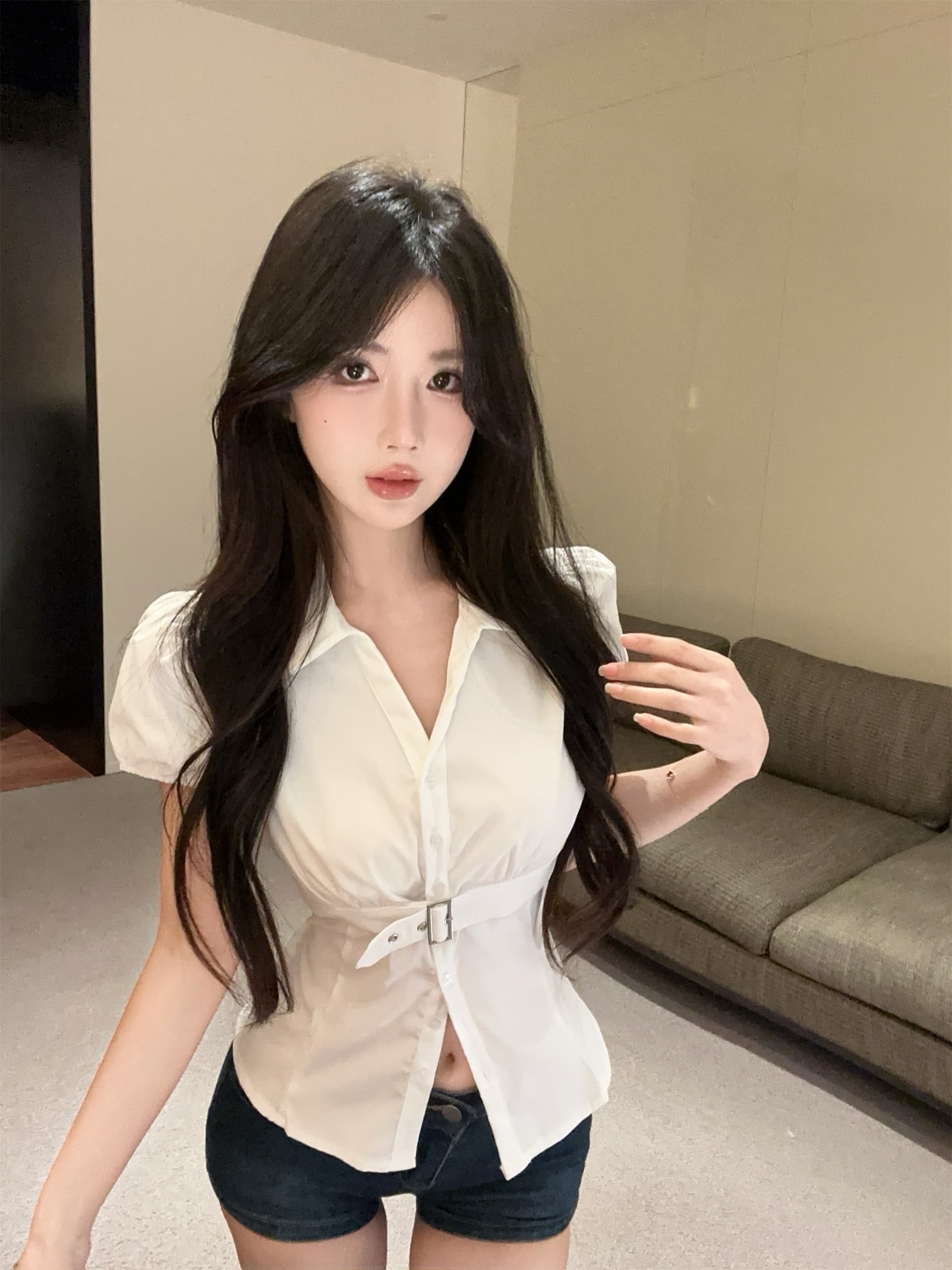 실사 정가 화이트 금속 버클 허리 수축 반팔 셔츠 단추 품격 슬림해 보이는 맨위 여성 상세 이미지 10