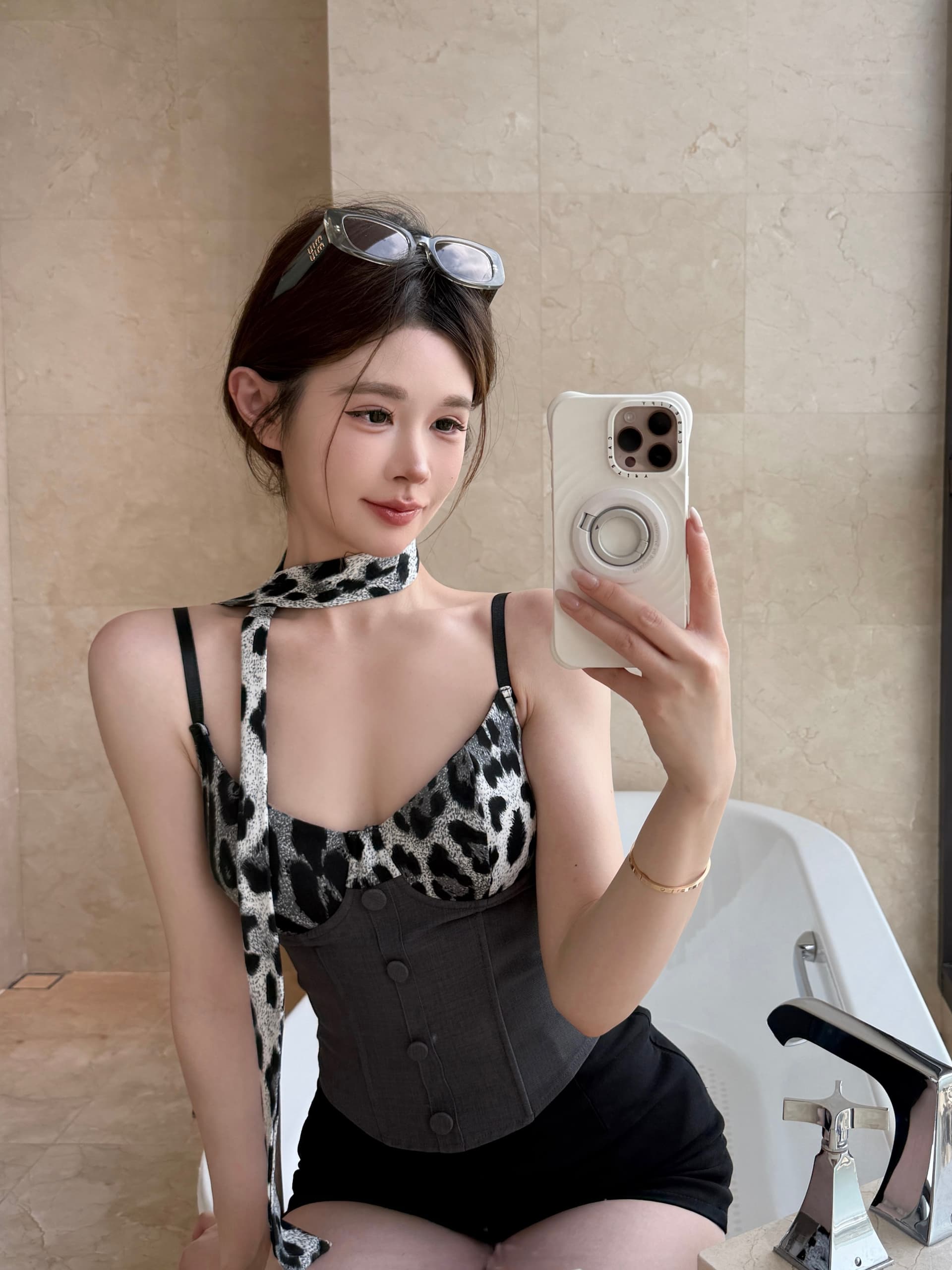 실사 정가 디자인 센스 레오파드 무늬 리본 튜브탑 생선뼈 허리 수축 캐미솔 슬림해 보이는 단추 작은 대중 맨위 이미지 2