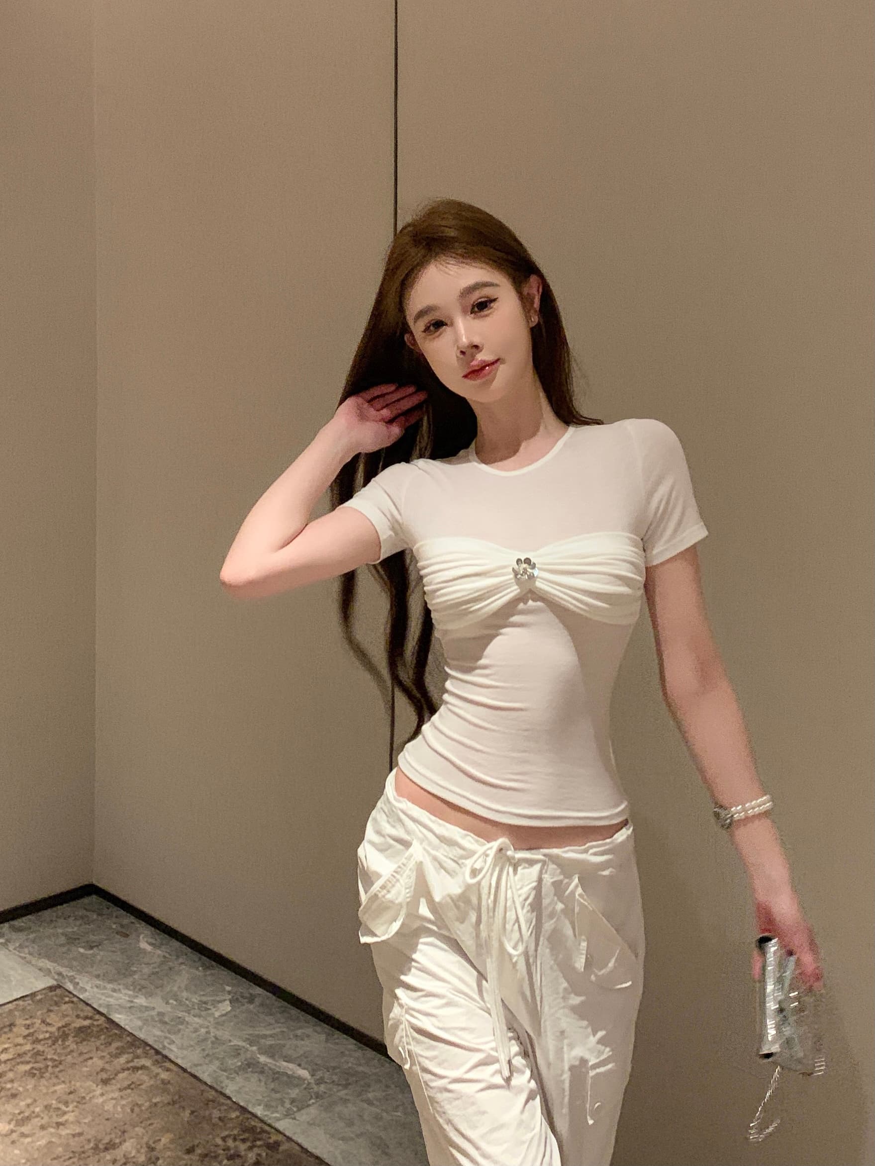 실사 정가 순수한 욕망 주름 라운드 넥 반팔 티셔츠 여성 디자인 센스 작은 대중 몸매 가꾸기 슬림해 보이는 맨위
