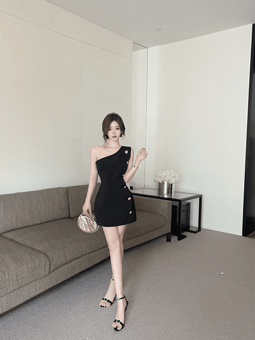 실사 트렌드 맞춤 사자 머리 골드 버클 우아함 비스듬한 어깨 작은 검은 드레스 여름 다용도 슬림해 보이는 품격 드레스 상세 이미지 10