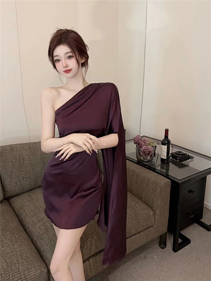 실사 2026 빛 럭셔리 명문 여성 새틴 드레스 디자인 센스 작은 대중 불규칙 치마 비스듬한 어깨 단색 타이트 스커트 미니 스커트 상세 이미지 10