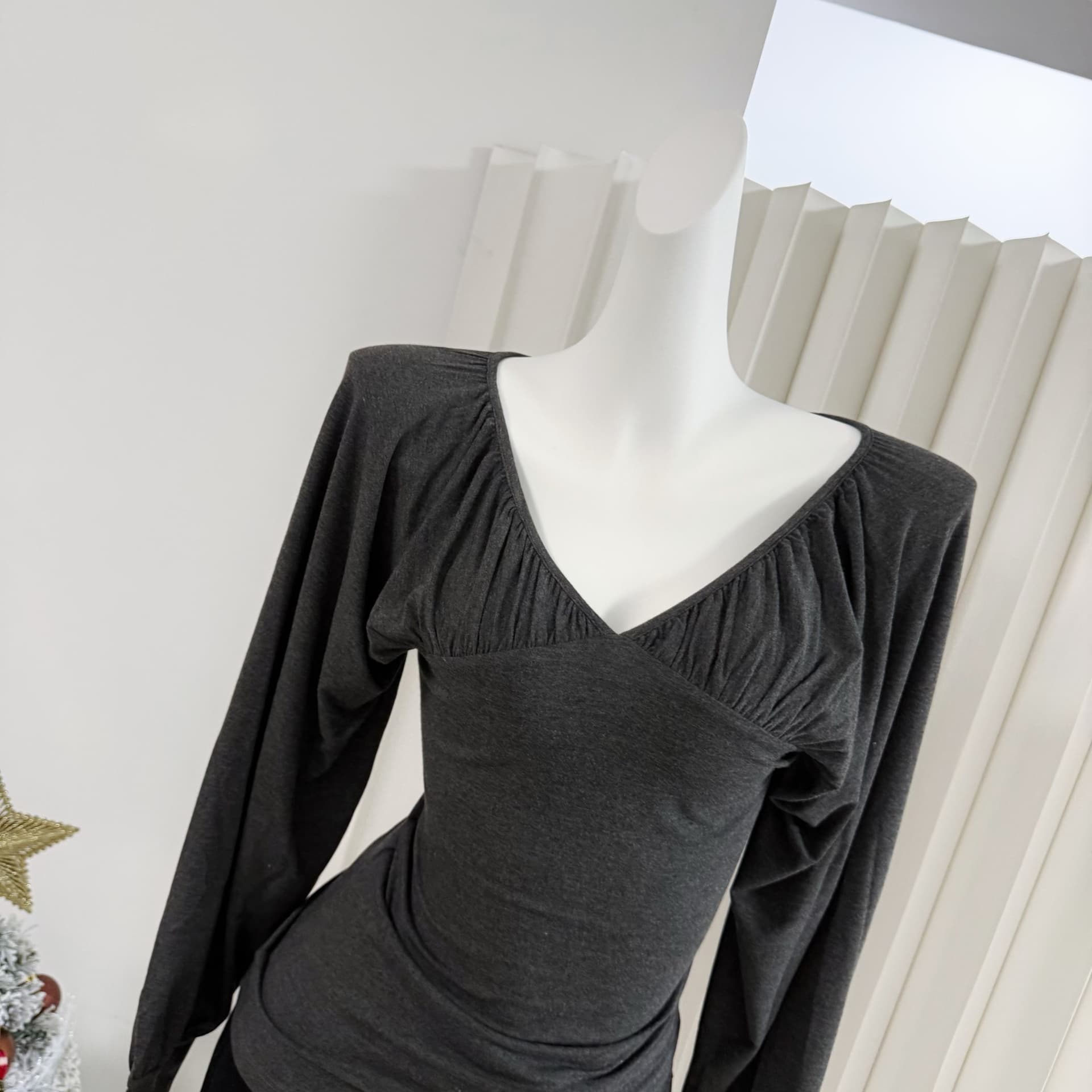 paloma wool 어두운 회색 V넥 주름 패치워크 몸매 가꾸기 긴팔 전후 둘 착용 어린 양 다리 소매 맨위 상세 이미지 6