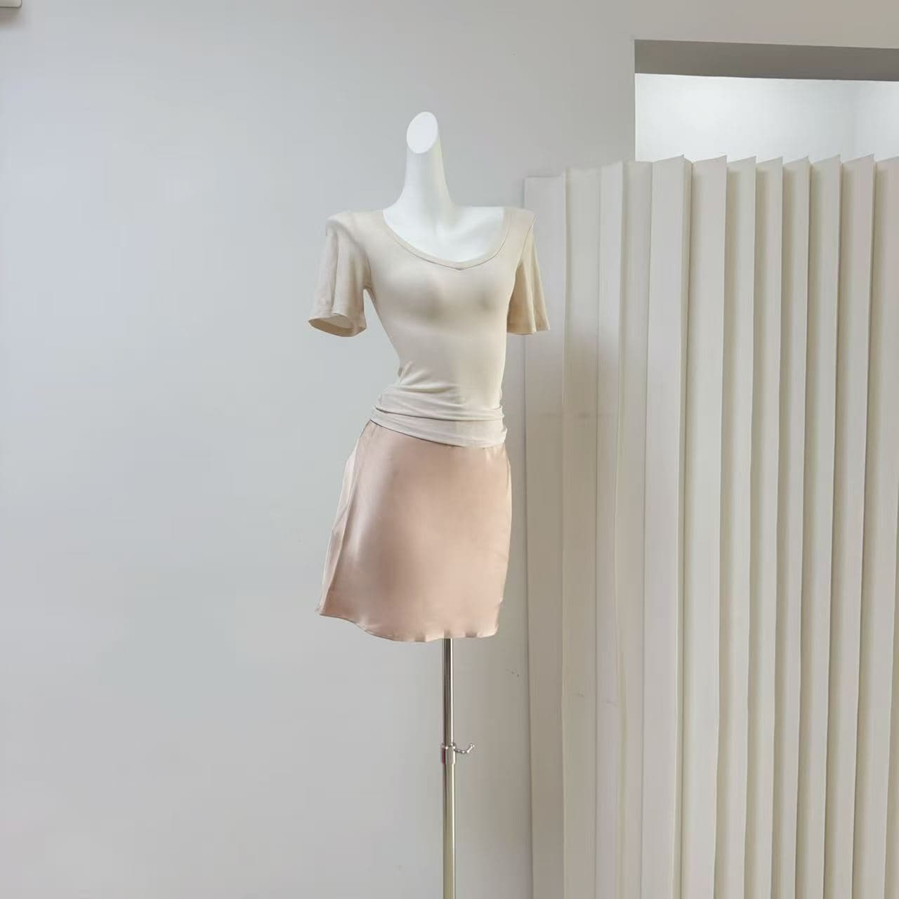 한 비 지아 부드러운 부서 한 여성 주간 실크 아세트산 V넥 니트 반팔 맨위 다용도 티셔츠 새틴 반 스커트 세트 이미지 3