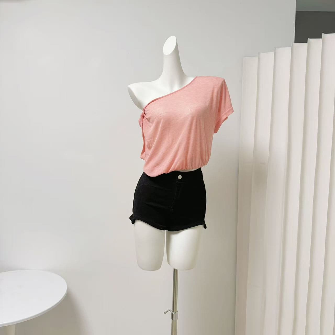 chu 작은 초기 비스듬한 어깨 작은 tee 순수한 흰색 와 강 사카 리 나이 분말 비대칭 디자인 마이크로 ~을 통해 쇼트 스타일 티셔츠 이미지 2
