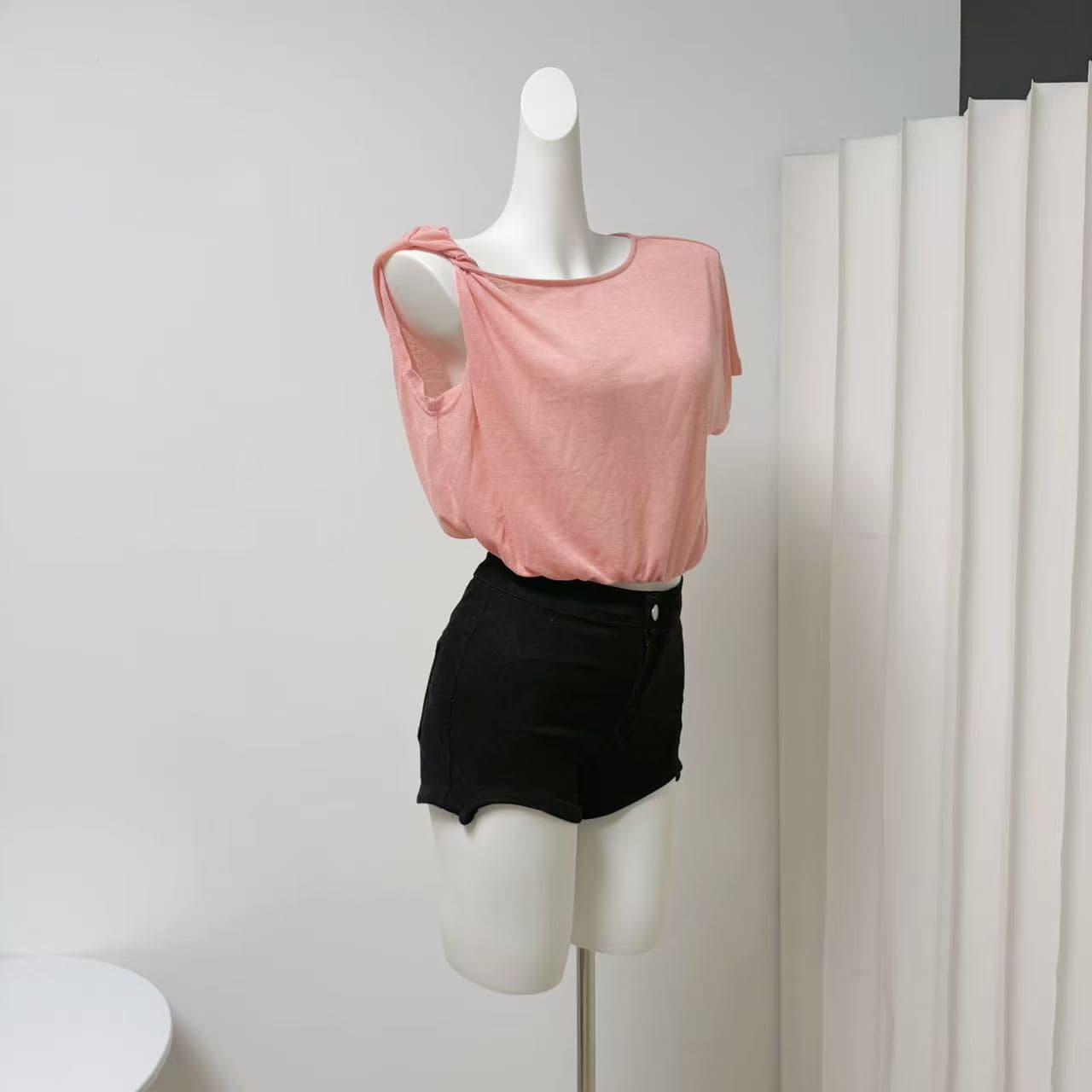 chu 작은 초기 비스듬한 어깨 작은 tee 순수한 흰색 와 강 사카 리 나이 분말 비대칭 디자인 마이크로 ~을 통해 쇼트 스타일 티셔츠 이미지 3