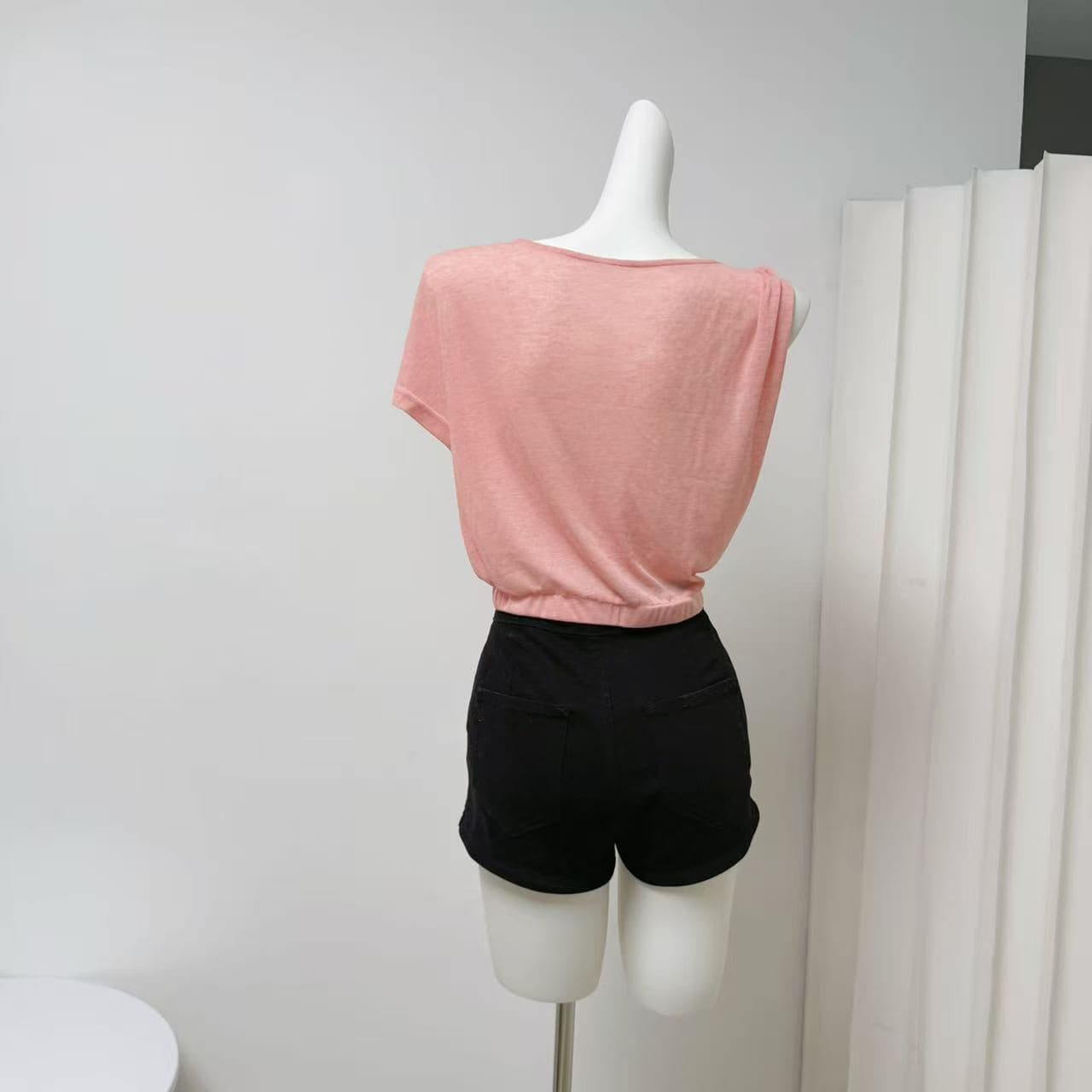 chu 작은 초기 비스듬한 어깨 작은 tee 순수한 흰색 와 강 사카 리 나이 분말 비대칭 디자인 마이크로 ~을 통해 쇼트 스타일 티셔츠 상세 이미지 5