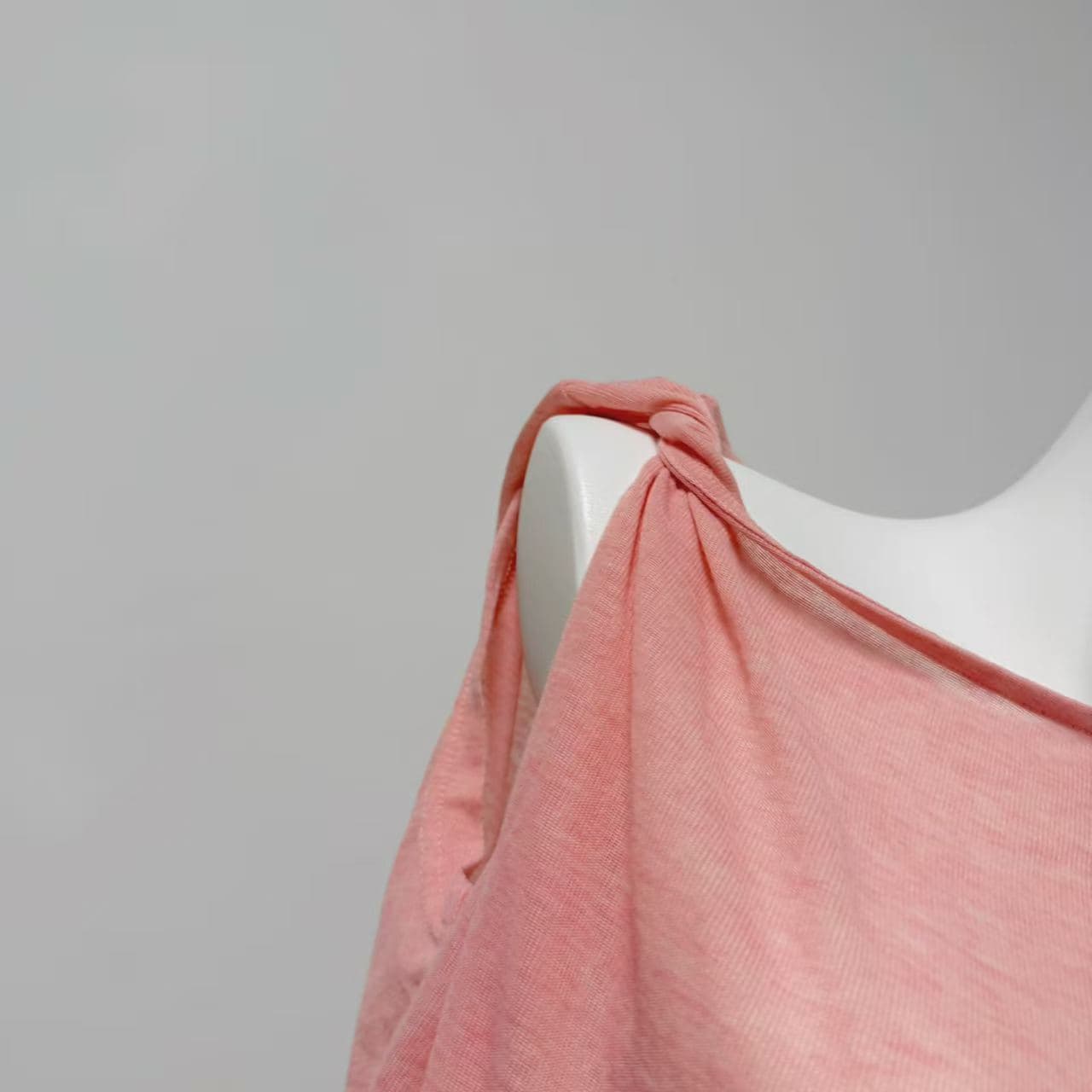 chu 작은 초기 비스듬한 어깨 작은 tee 순수한 흰색 와 강 사카 리 나이 분말 비대칭 디자인 마이크로 ~을 통해 쇼트 스타일 티셔츠 상세 이미지 6