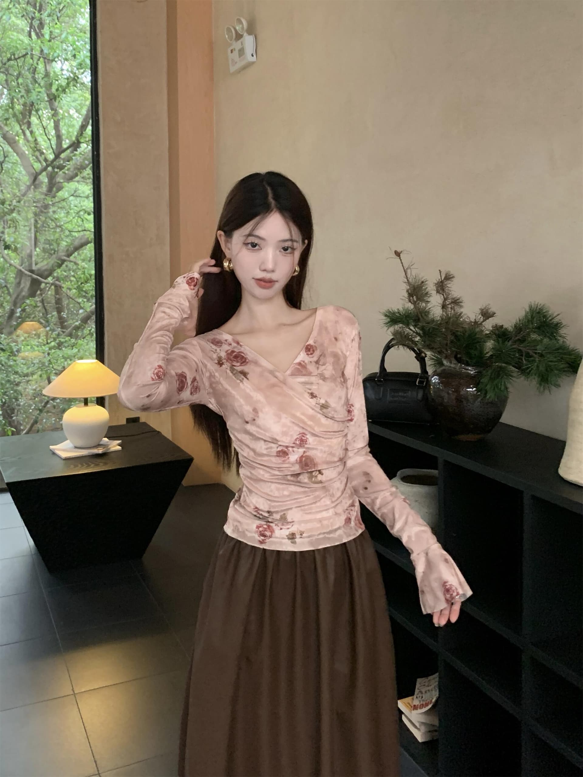 실사 이른 봄 프랑스식 패션 레트로 작은 꽃무늬 몸매 가꾸기 인사이드 가져 가라. V넥 여성 셔츠 작은 셔츠 상세 이미지 10
