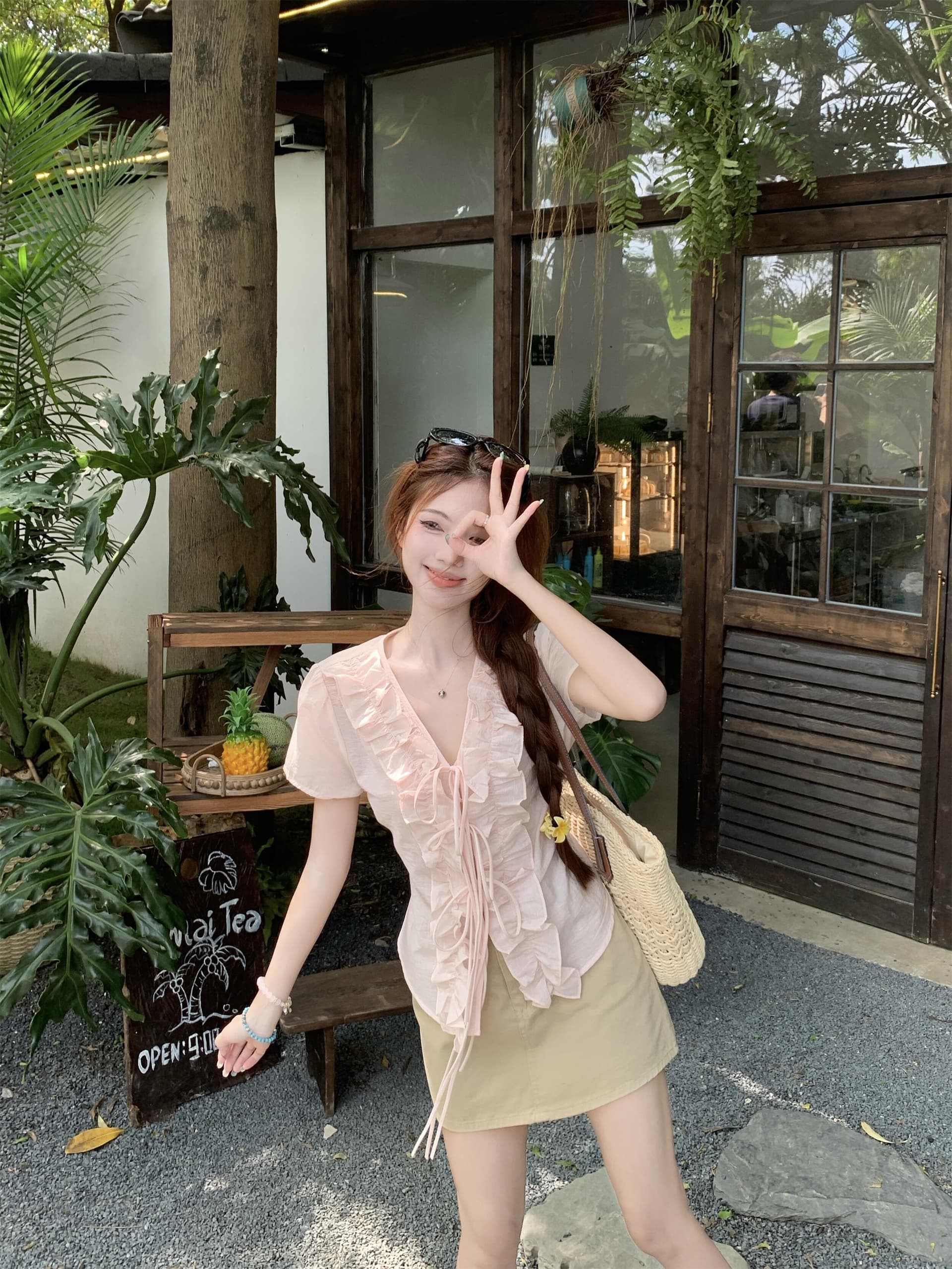 실사 정가 여름 새로운 달콤함 핑크색 프릴 레이스업 V넥 반팔 작은 셔츠 카키 색 미니 스커트 이미지 3