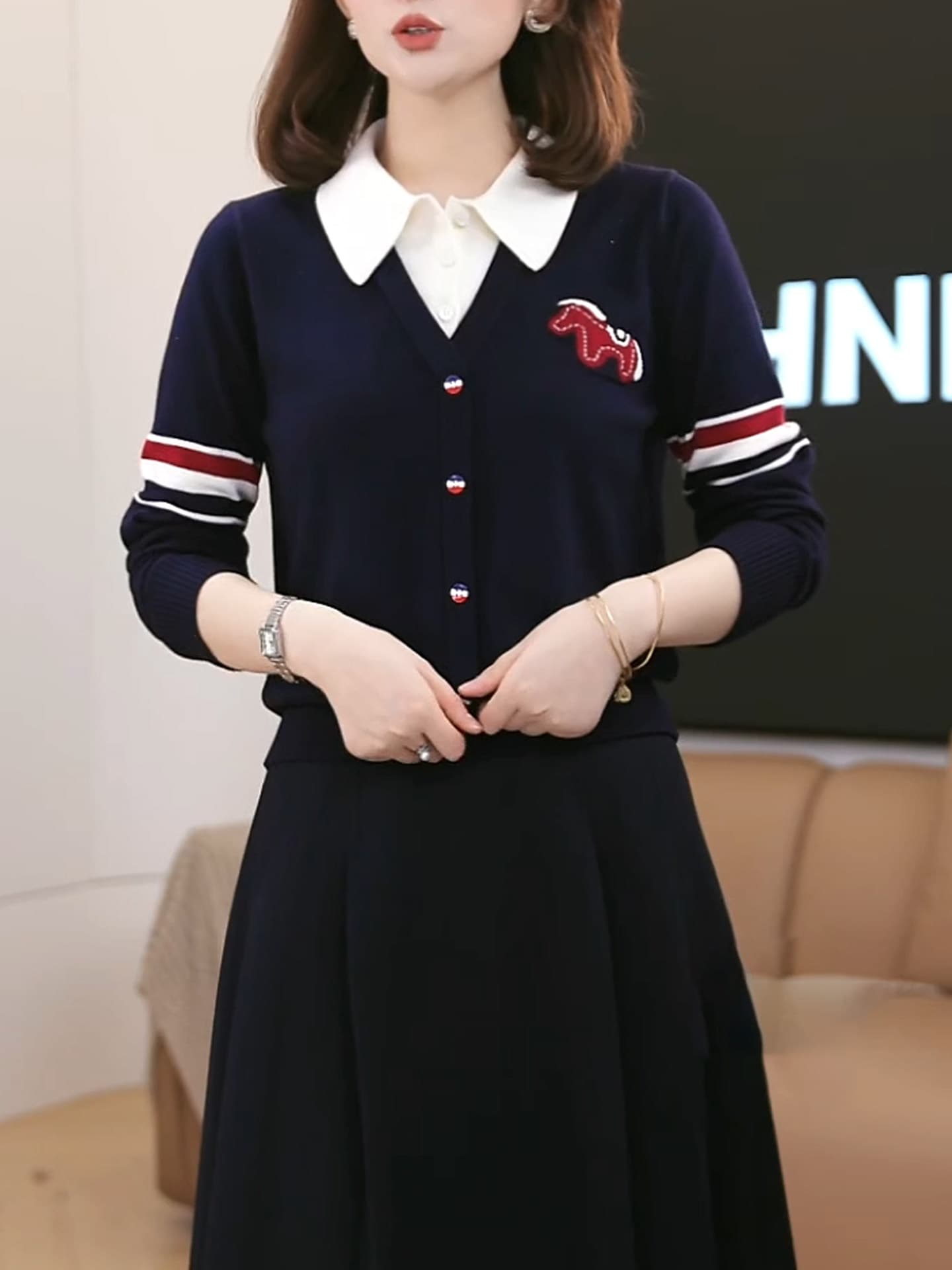 폴로 칼라 페이크 레이어드 풀오버 작은 말 자수 스웨터 여자 2026 봄 니트 스웨터 품격 연령 감소 슬림해 보이는 맨위 상세 이미지 6