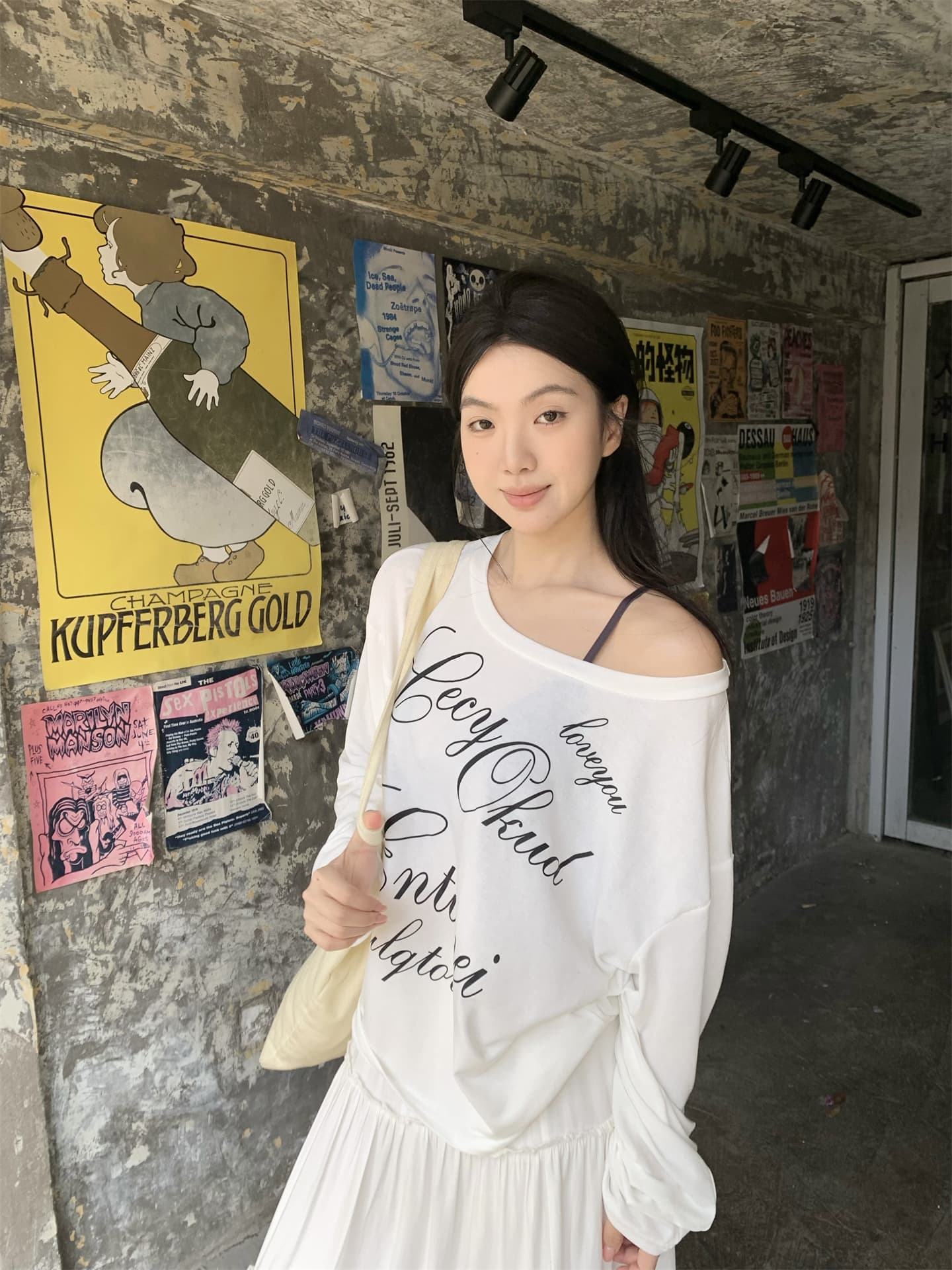 실사 정가 이른 가을 비스듬한 어깨 스트랩 자외선 차단 블라우스 알파벳 프린트 긴팔 얇은 스타일 티셔츠 맨위