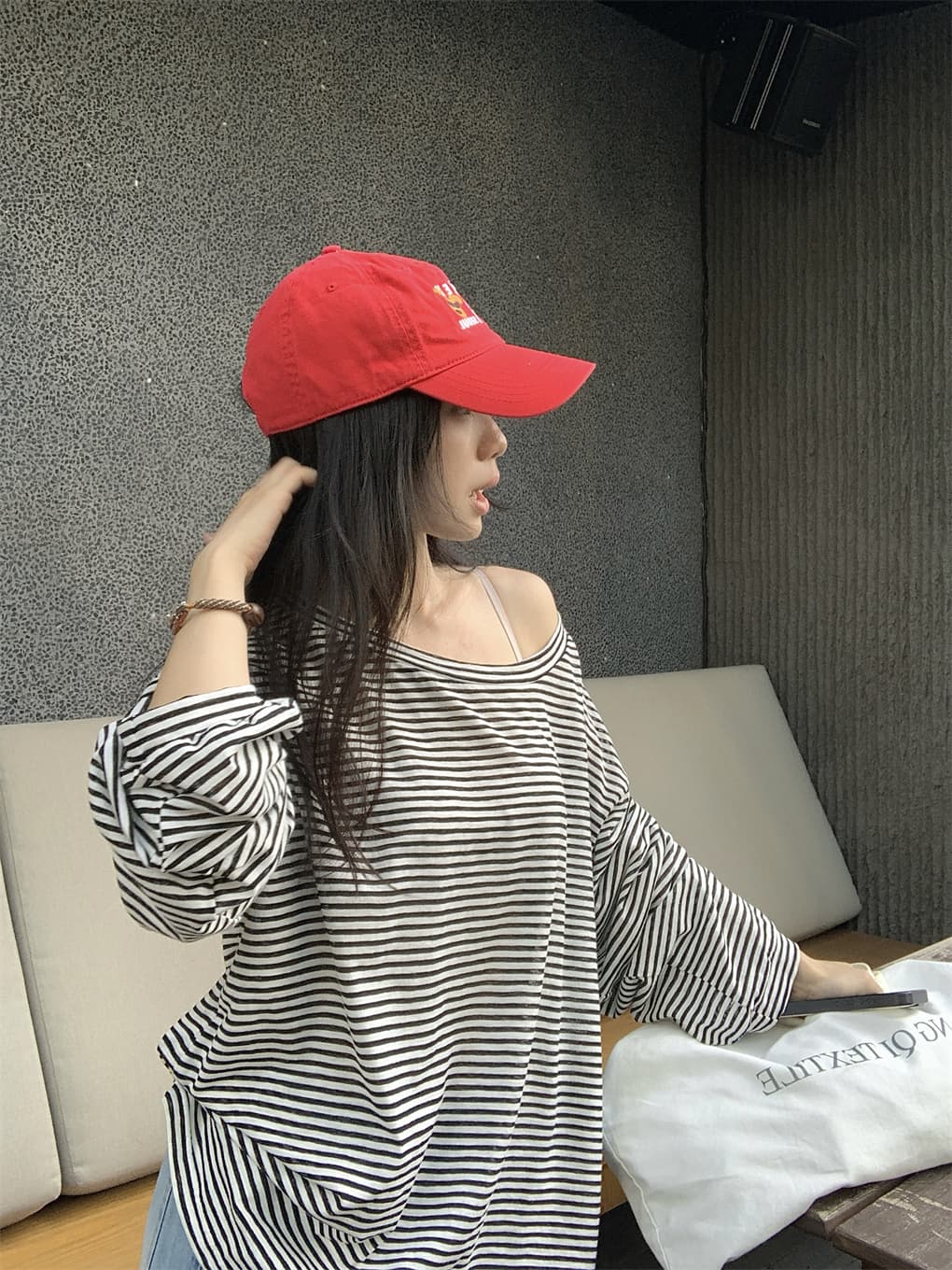 실사 정가 이른 가을 아메리칸 느긋한 루즈핏 스트라이프 비스듬한 어깨 긴팔 티셔츠 오프숄더 블라우스 맨위 상세 이미지 17