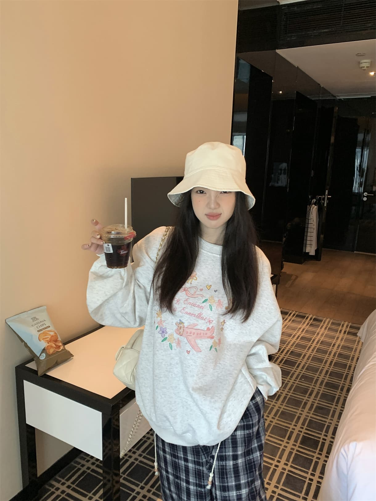 실사 정가 가을 겨울 한 부서 귀여운 강아지 나비 매듭 알파벳 프린트 털이 있는 후드티 루즈핏 긴팔 후드티 상세 이미지 11