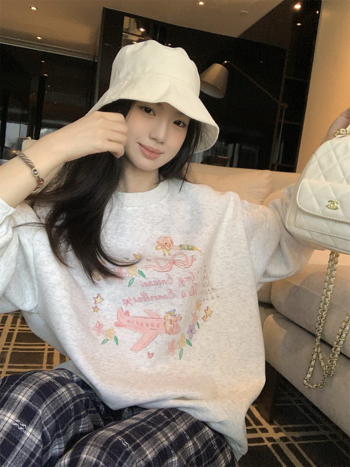실사 정가 가을 겨울 한 부서 귀여운 강아지 나비 매듭 알파벳 프린트 털이 있는 후드티 루즈핏 긴팔 후드티 이미지 2
