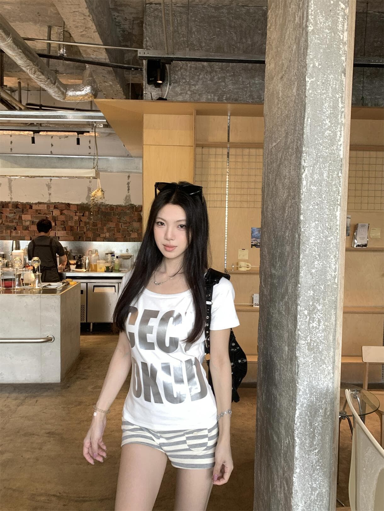 실사 정가 아메리칸 뜨거운 은 알파벳 프린트 비스듬한 어깨 핫걸 반팔 티셔츠 디자인 센스 슬림해 보이는 맨위 상세 이미지 14