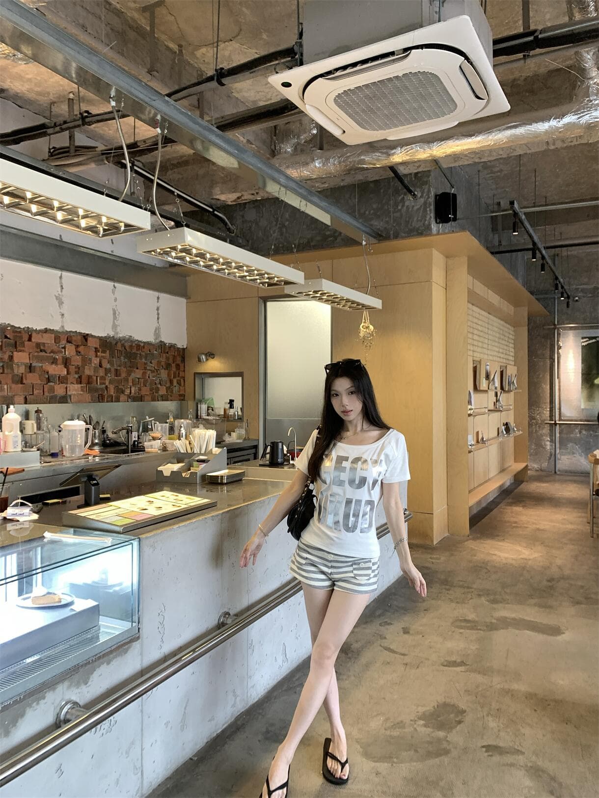 실사 정가 아메리칸 뜨거운 은 알파벳 프린트 비스듬한 어깨 핫걸 반팔 티셔츠 디자인 센스 슬림해 보이는 맨위 상세 이미지 26