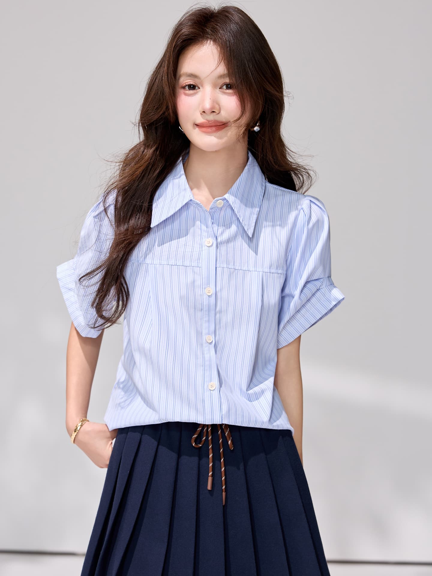 있음 선적 블루 화이트 세로 줄무늬 여성 셔츠 여름 디자인 센스 거품 소매 루즈핏 폴로 칼라 반팔 출퇴근 다용도 작은 셔츠