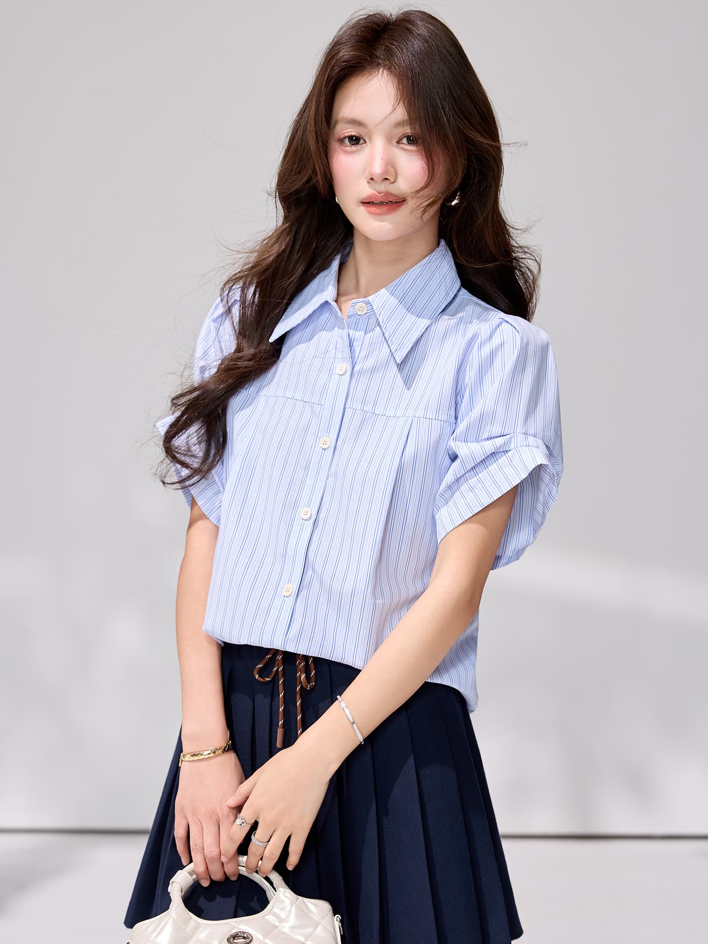 있음 선적 블루 화이트 세로 줄무늬 여성 셔츠 여름 디자인 센스 거품 소매 루즈핏 폴로 칼라 반팔 출퇴근 다용도 작은 셔츠 이미지 2