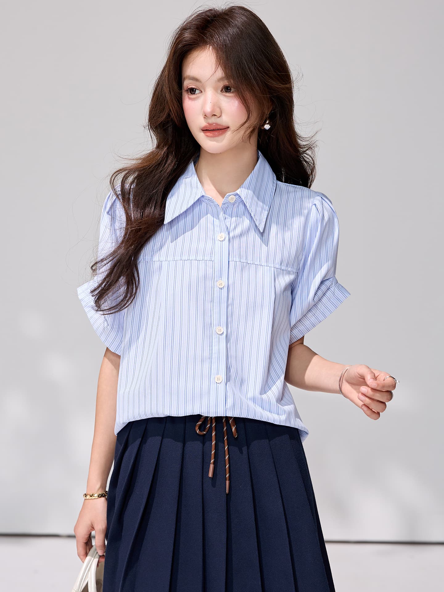 있음 선적 블루 화이트 세로 줄무늬 여성 셔츠 여름 디자인 센스 거품 소매 루즈핏 폴로 칼라 반팔 출퇴근 다용도 작은 셔츠 이미지 3