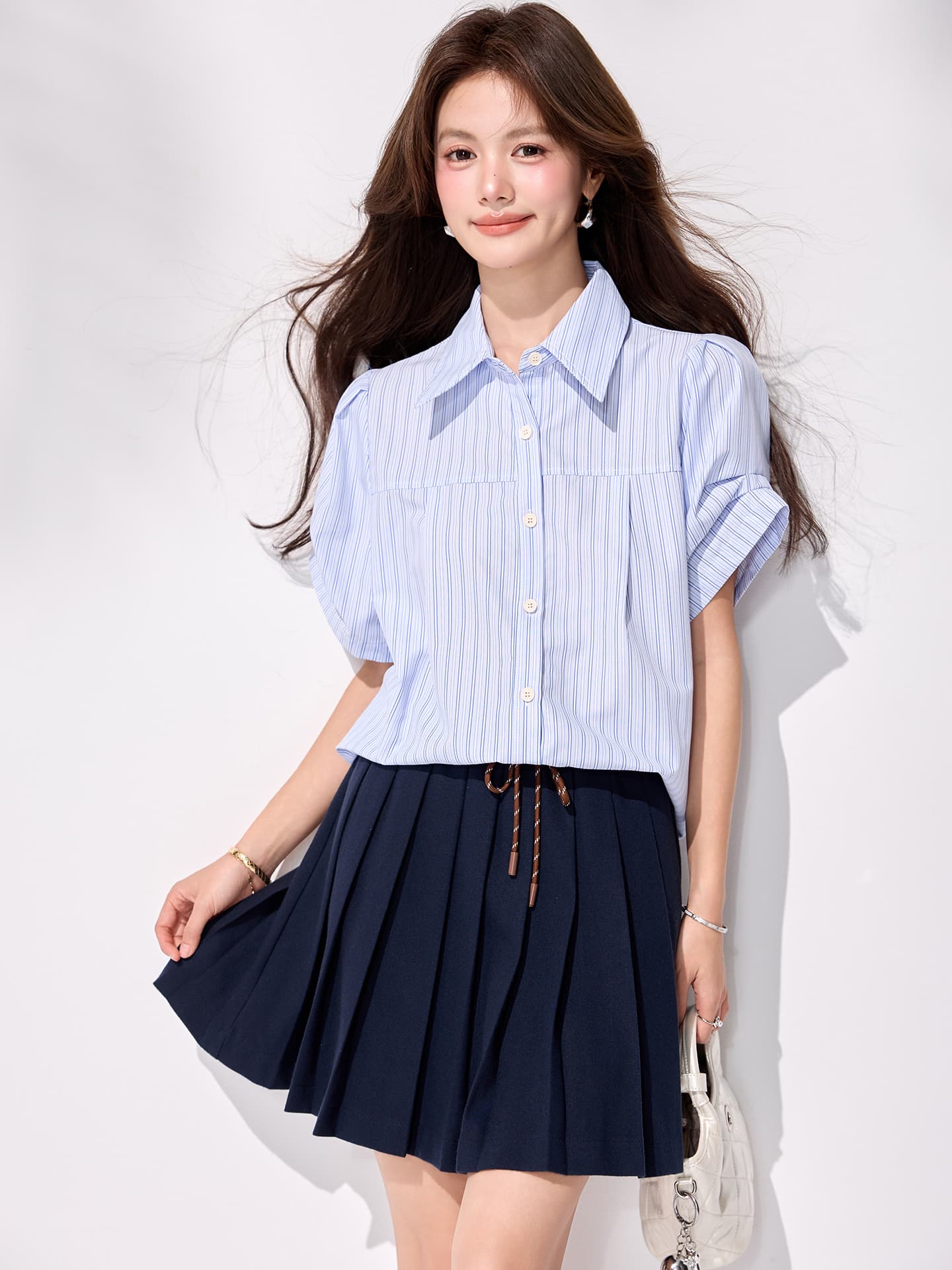 있음 선적 블루 화이트 세로 줄무늬 여성 셔츠 여름 디자인 센스 거품 소매 루즈핏 폴로 칼라 반팔 출퇴근 다용도 작은 셔츠 이미지 4