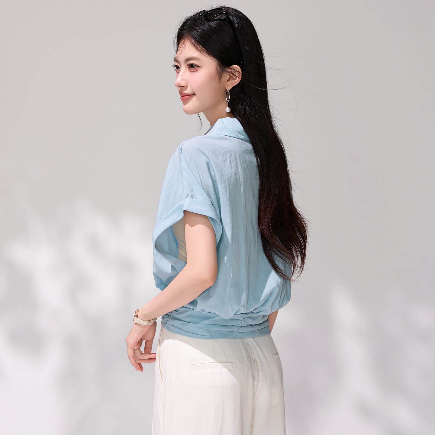 있음 선적 패션 파란색 폴로 칼라 반팔 여성 셔츠 여름 새로운 고급 센스 빛 럭셔리 미니멀리즘 루즈핏 맨위 이미지 5