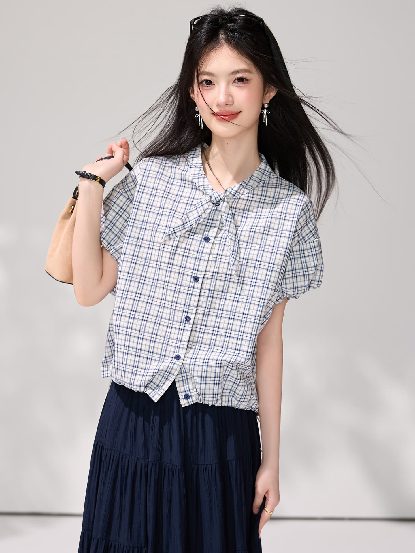 있음 선적 한 부서 나비 넥타이 반팔 체크무늬 여성 셔츠 2026 여름 새로운 주름 꽃밭 소매 출퇴근 맨위 이미지 2