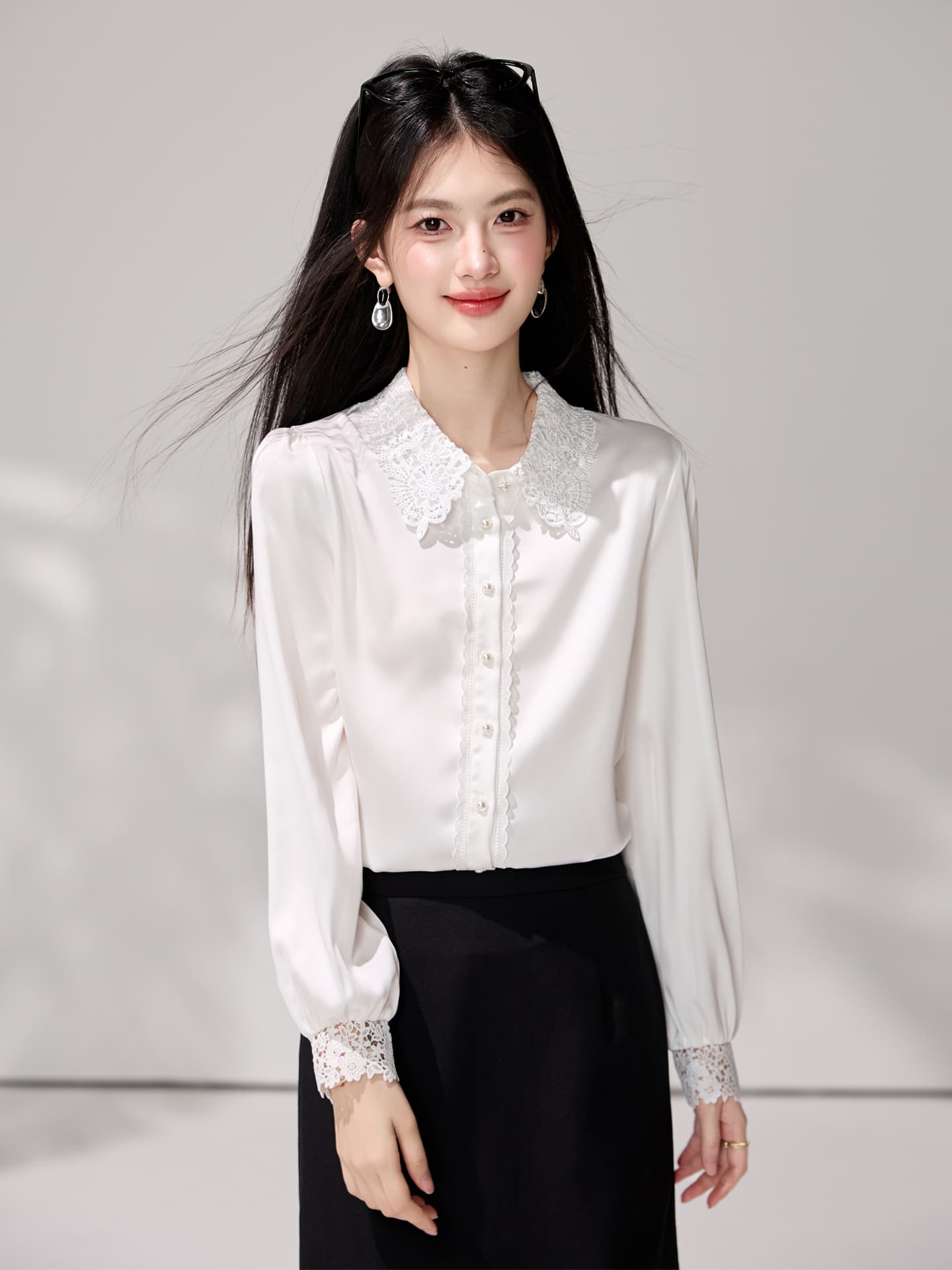 있음 선적 화이트 폴로 칼라 레이스 홀로우 아웃 패치워크 새틴 셔츠 여성 긴 소매 품격 경력 출퇴근 면접 셔츠 이미지 3