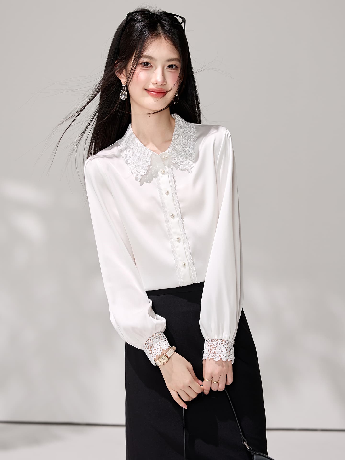있음 선적 화이트 폴로 칼라 레이스 홀로우 아웃 패치워크 새틴 셔츠 여성 긴 소매 품격 경력 출퇴근 면접 셔츠