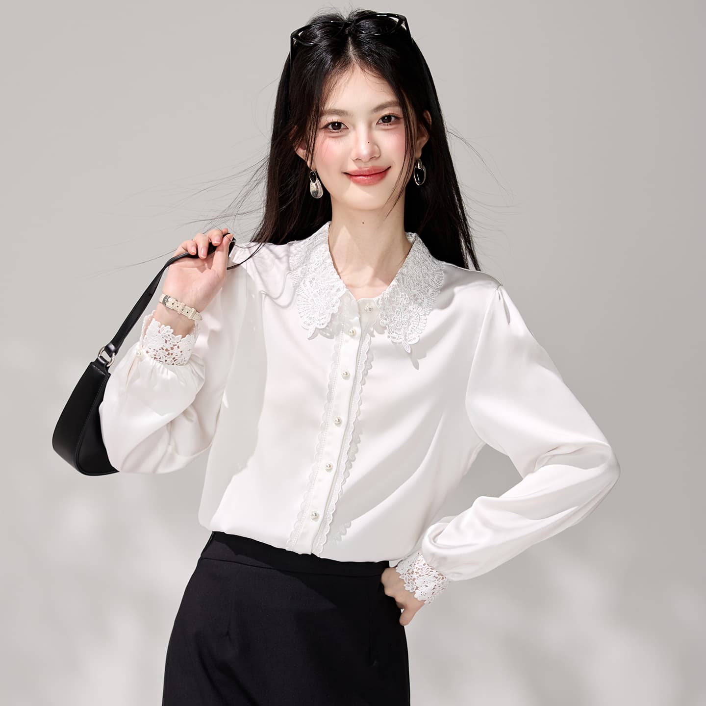 있음 선적 화이트 폴로 칼라 레이스 홀로우 아웃 패치워크 새틴 셔츠 여성 긴 소매 품격 경력 출퇴근 면접 셔츠 이미지 5