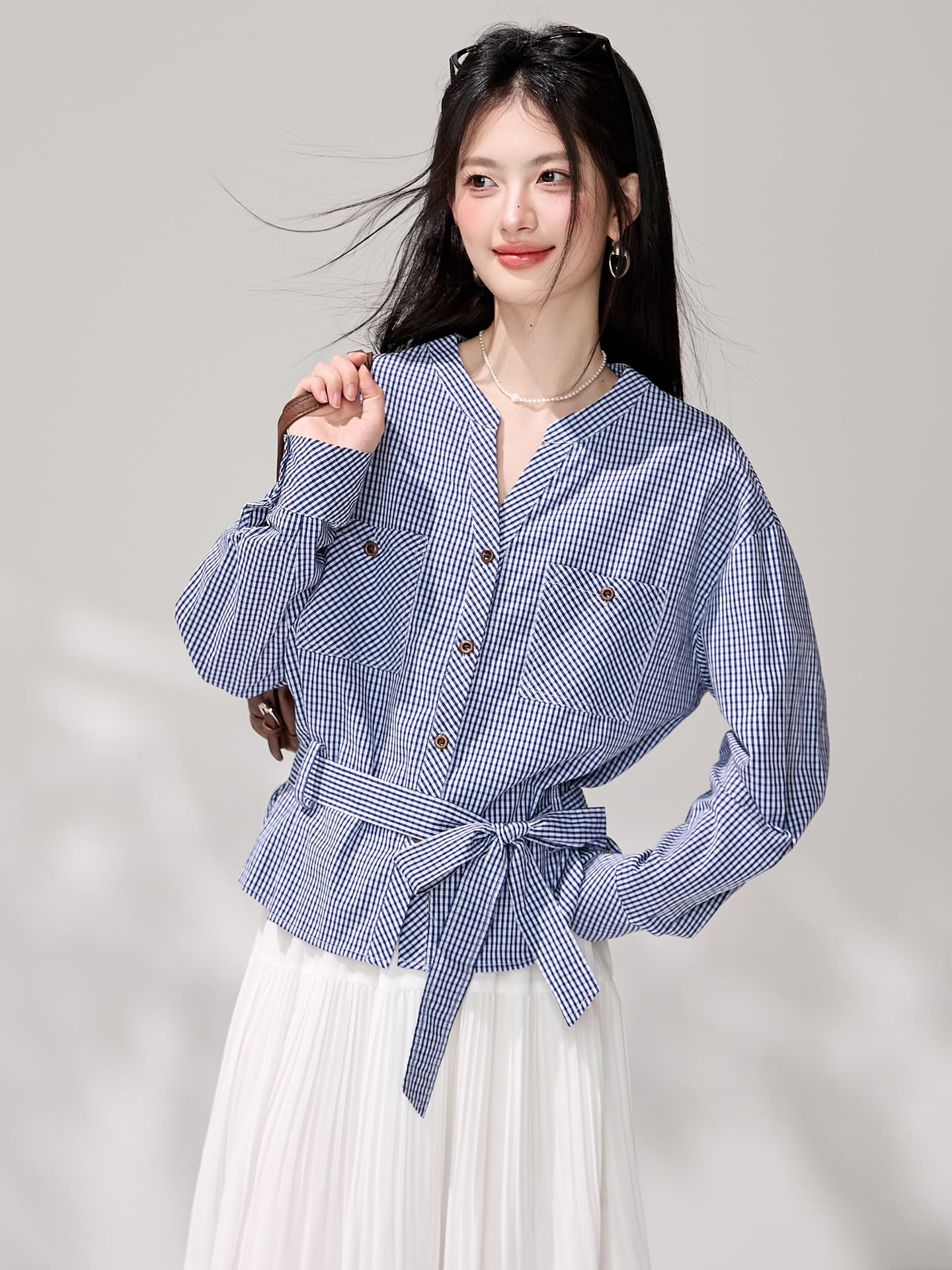있음 선적 프랑스식 배색 체크무늬 더블 주머니 긴팔 셔츠 가을 디자인 센스 허리 수축 레이스업 V넥 슬림해 보이는 셔츠 이미지 3