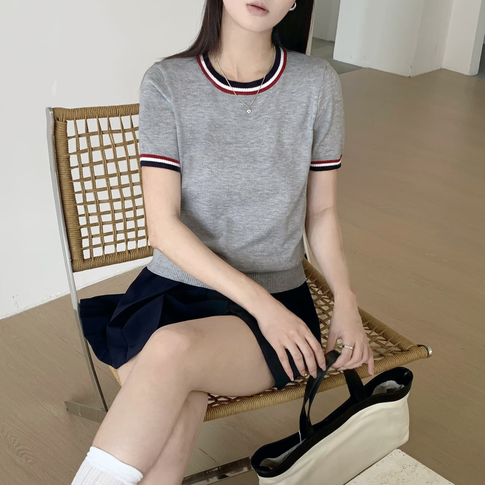 배색 라운드 넥 반팔 니트 스웨터 여성 회색 디자인 센스 출퇴근 맨위 프로 피부 편안함 인사이드 가져 가라. 몸매 가꾸기 기본 셔츠 상세 이미지 4