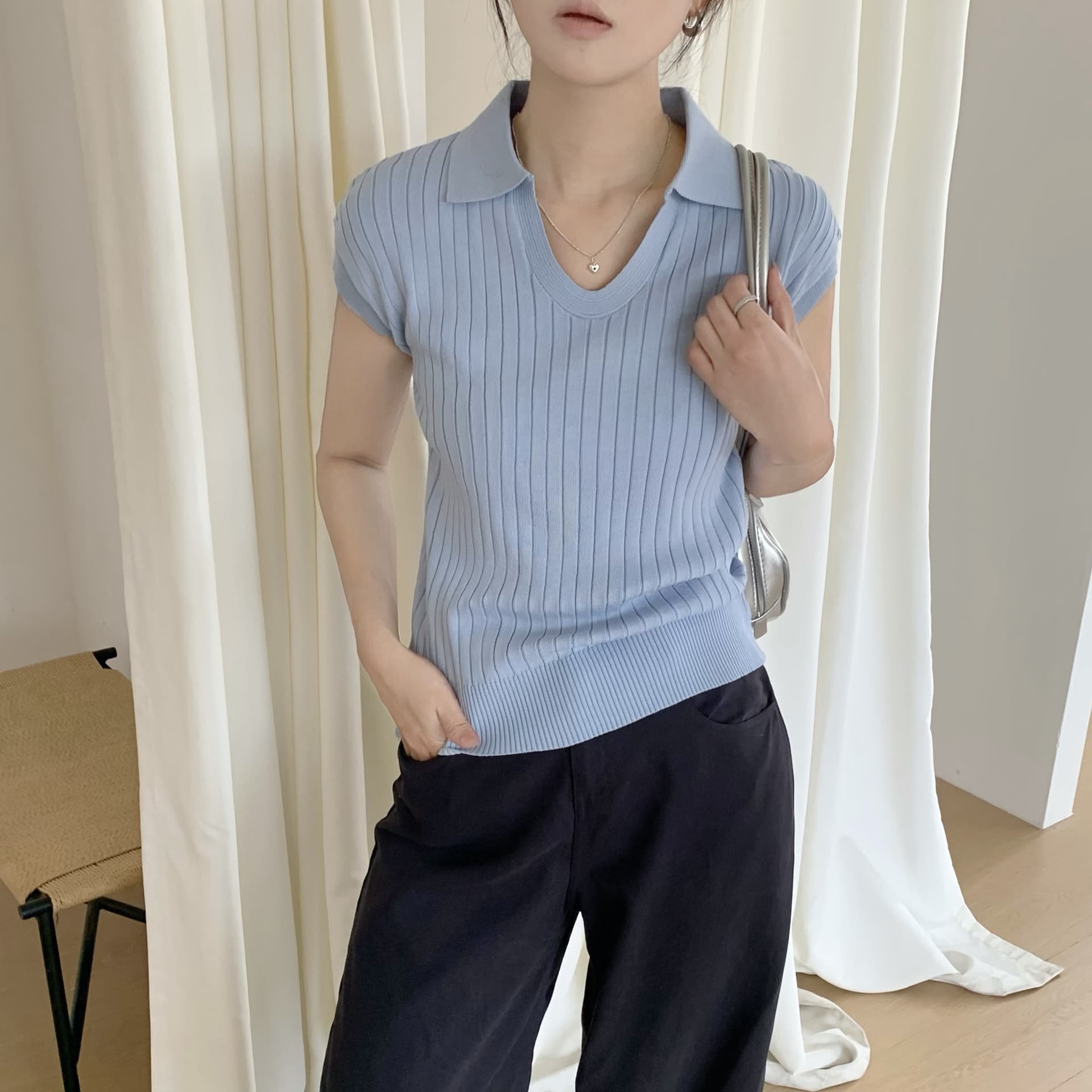 고급 센스 미니멀리즘 품격 파란색 슬림해 보이는 V넥 니트 스웨터 티셔츠 여성 여름 작은 날다 소매 POLO 셔츠 얼음 실크 맨위 상세 이미지 6
