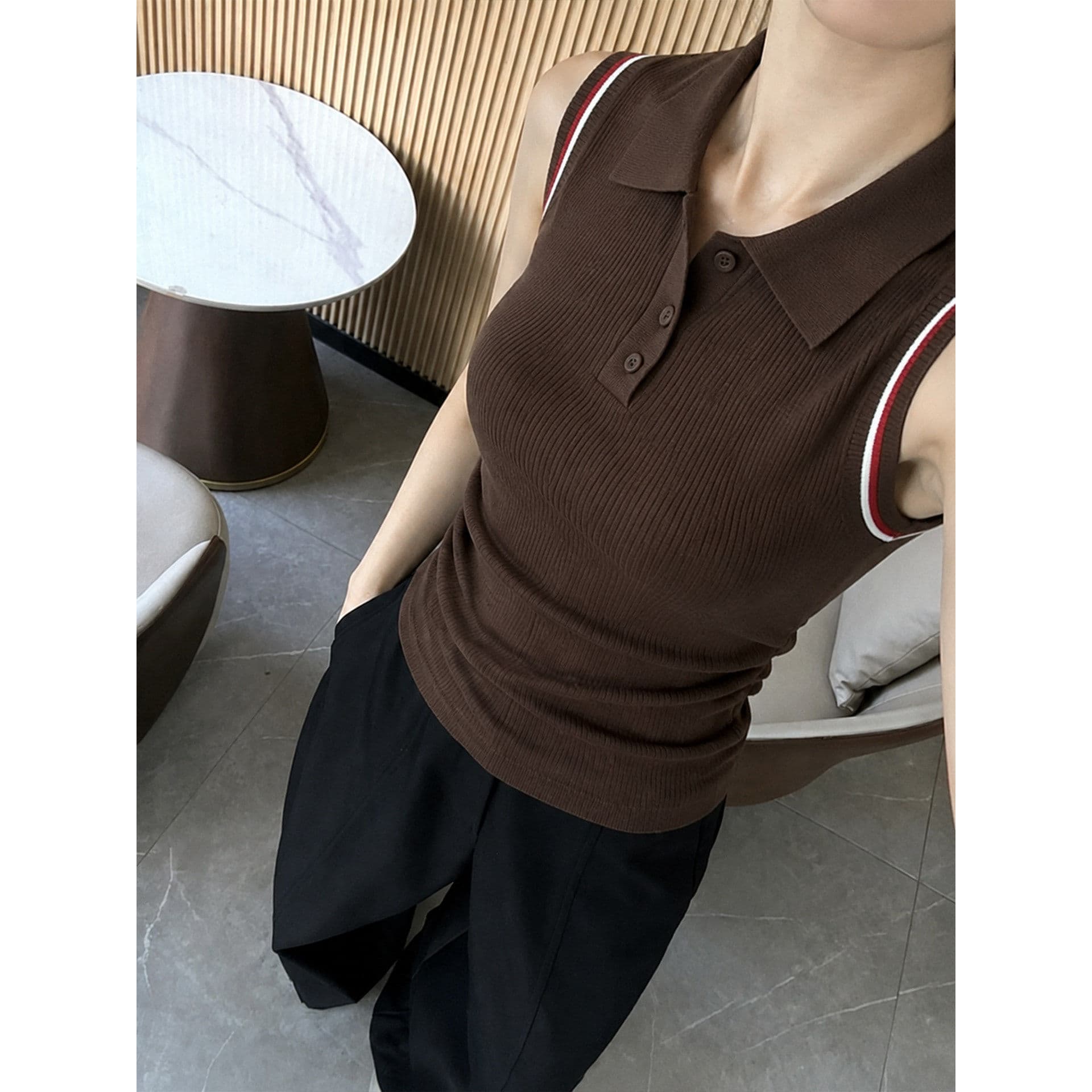 프랑스식 레트로 배색 스트라이프 민소매 니트 조끼 여성 여름 몸매 가꾸기 슬림해 보이는 얇은 스타일 깊은 커피 색상 외출용 맨위