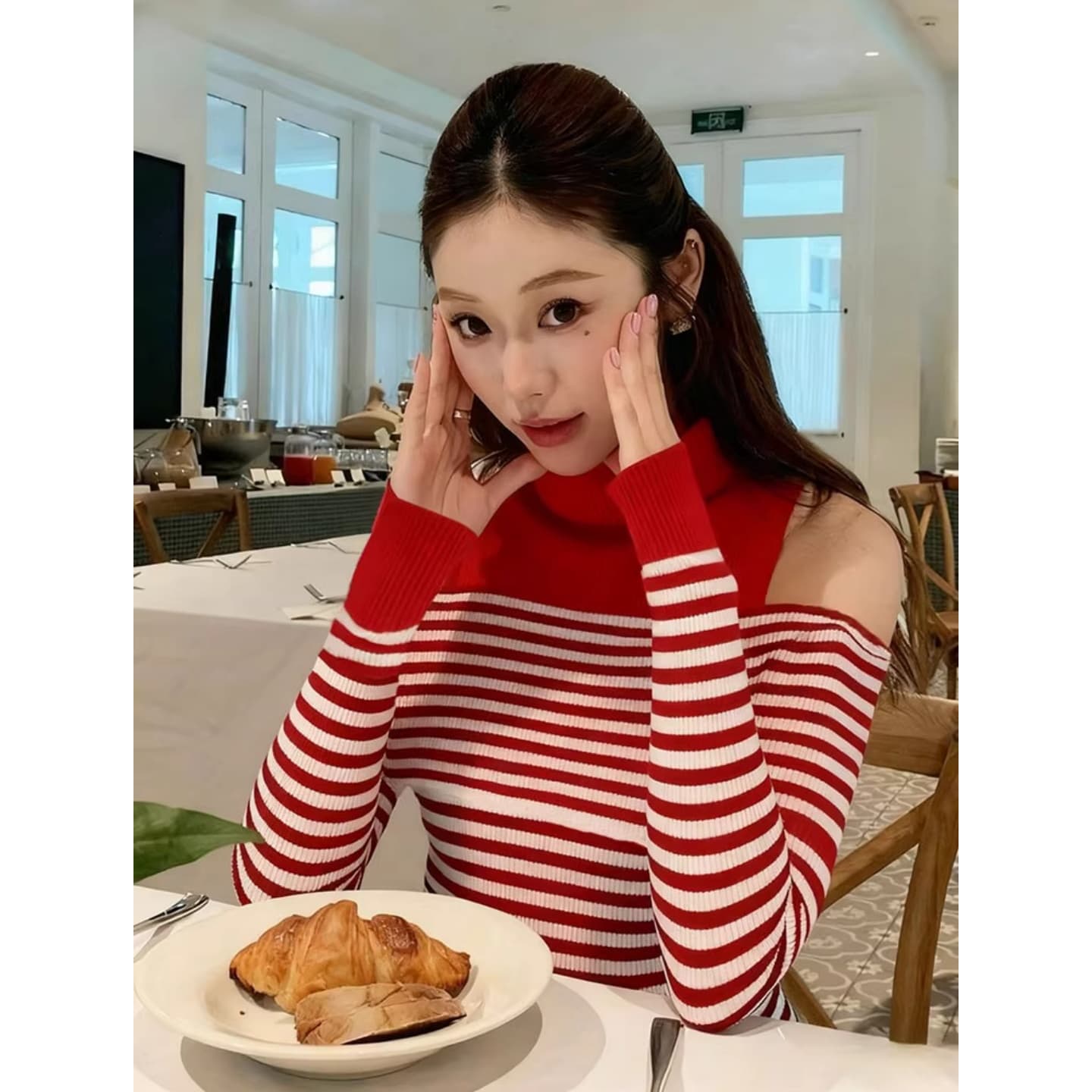 2026 새로운 가을 자이언트 잘 생긴 ~ 중 착용 가져 가라. 한 부서 chic Chic 분위기 센스 빨간색 스트라이프 오프숄더 맨위 여성 이미지 3