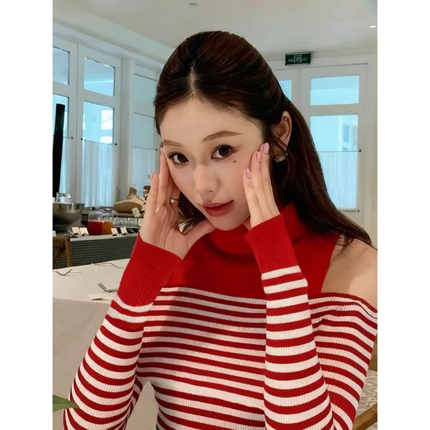 2026 새로운 가을 자이언트 잘 생긴 ~ 중 착용 가져 가라. 한 부서 chic Chic 분위기 센스 빨간색 스트라이프 오프숄더 맨위 여성