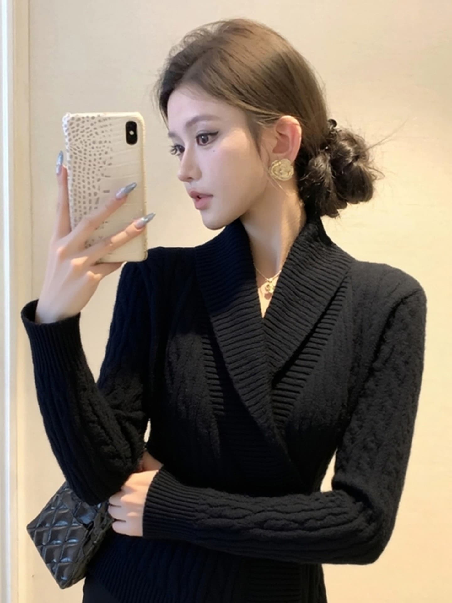 고유 한 Chic 검정색 비스듬한 칼라 니트 스웨터 여성 2026 가을 겨울 부드러운 찹쌀 느긋한 바람 자이언트 잘 생긴 꼬집기 허리 예쁜 스웨터 이미지 2