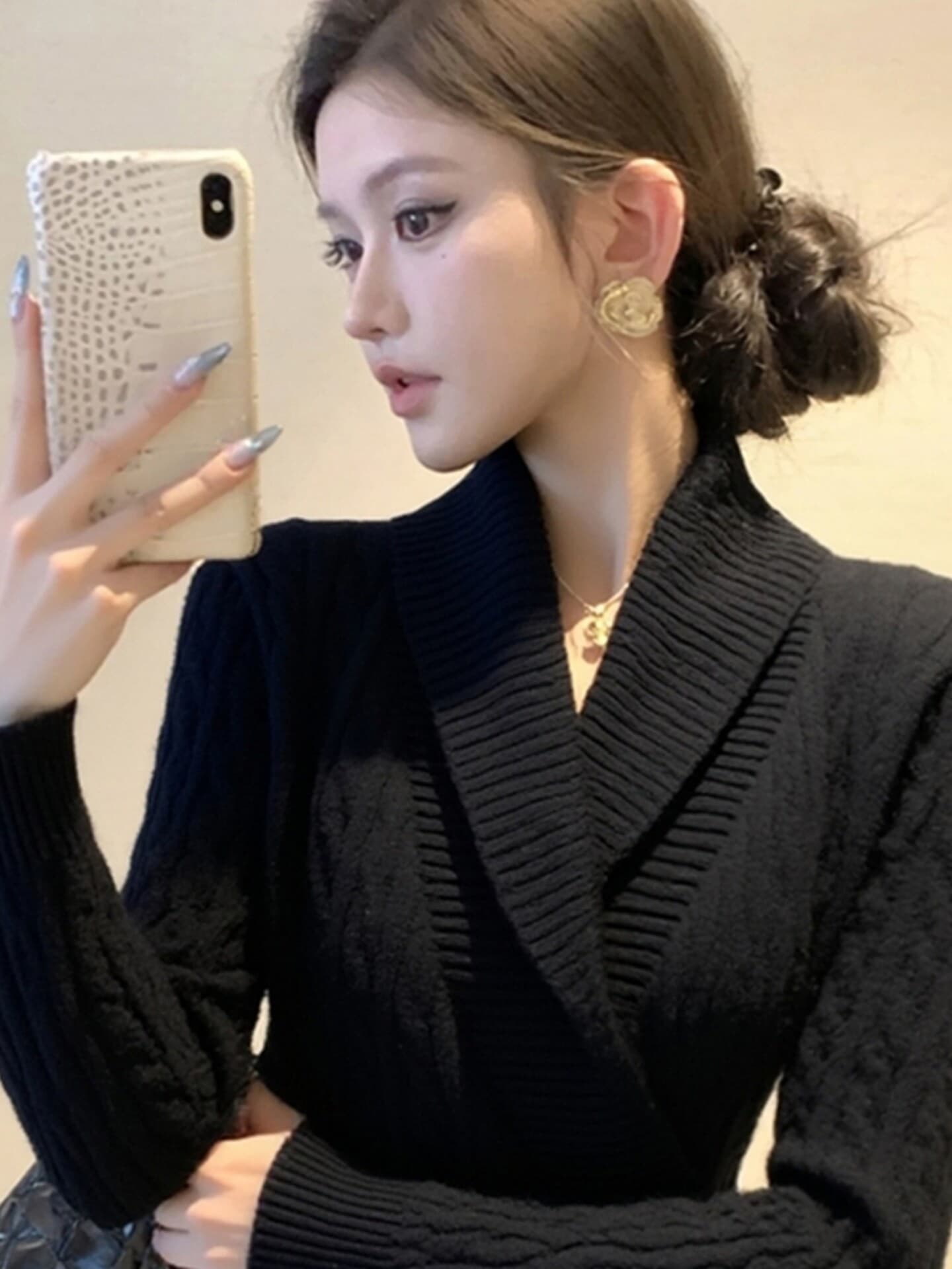 고유 한 Chic 검정색 비스듬한 칼라 니트 스웨터 여성 2026 가을 겨울 부드러운 찹쌀 느긋한 바람 자이언트 잘 생긴 꼬집기 허리 예쁜 스웨터 이미지 4